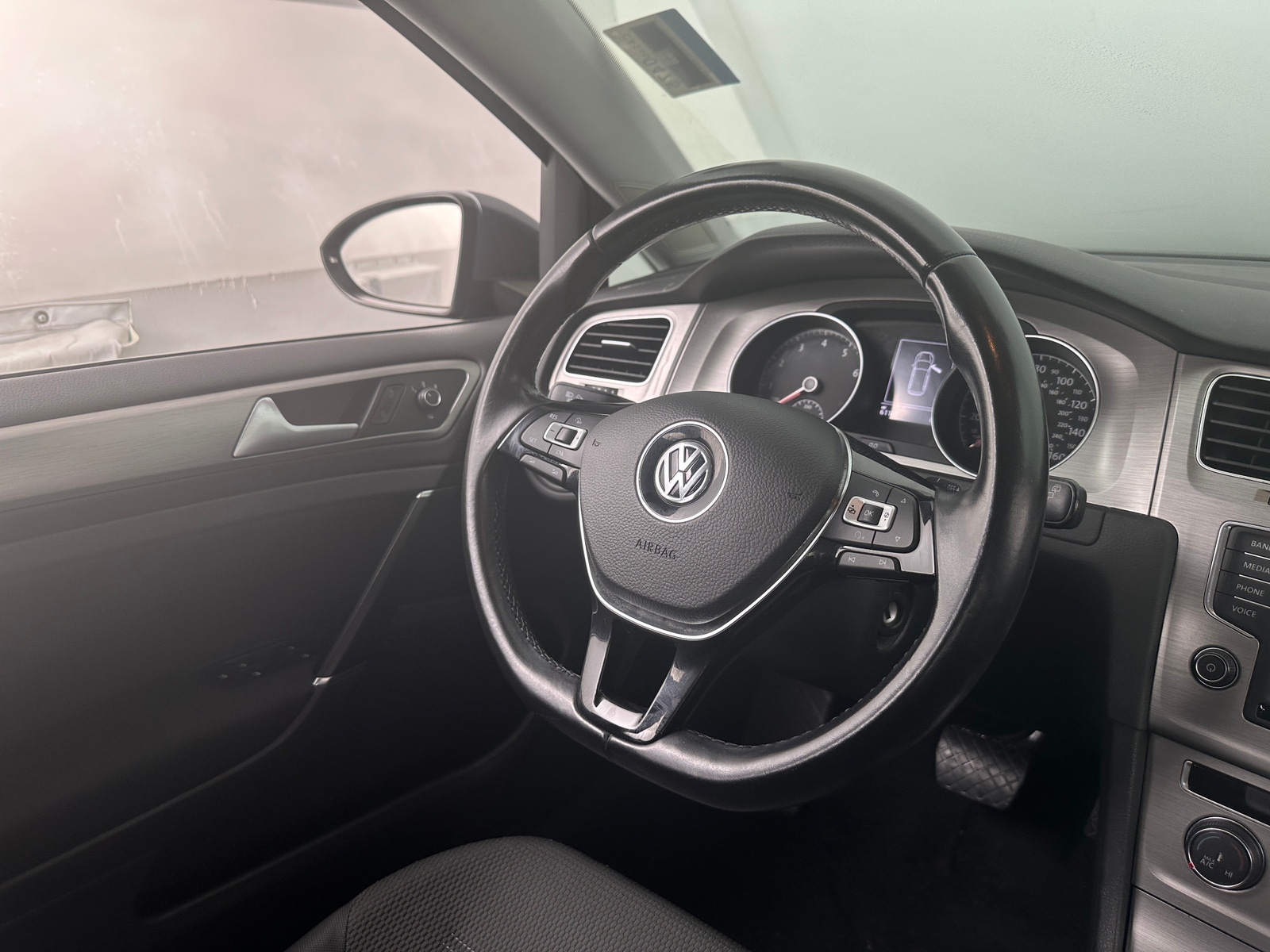 Thumbnail: 2017 Volkswagen e-Golf - 5