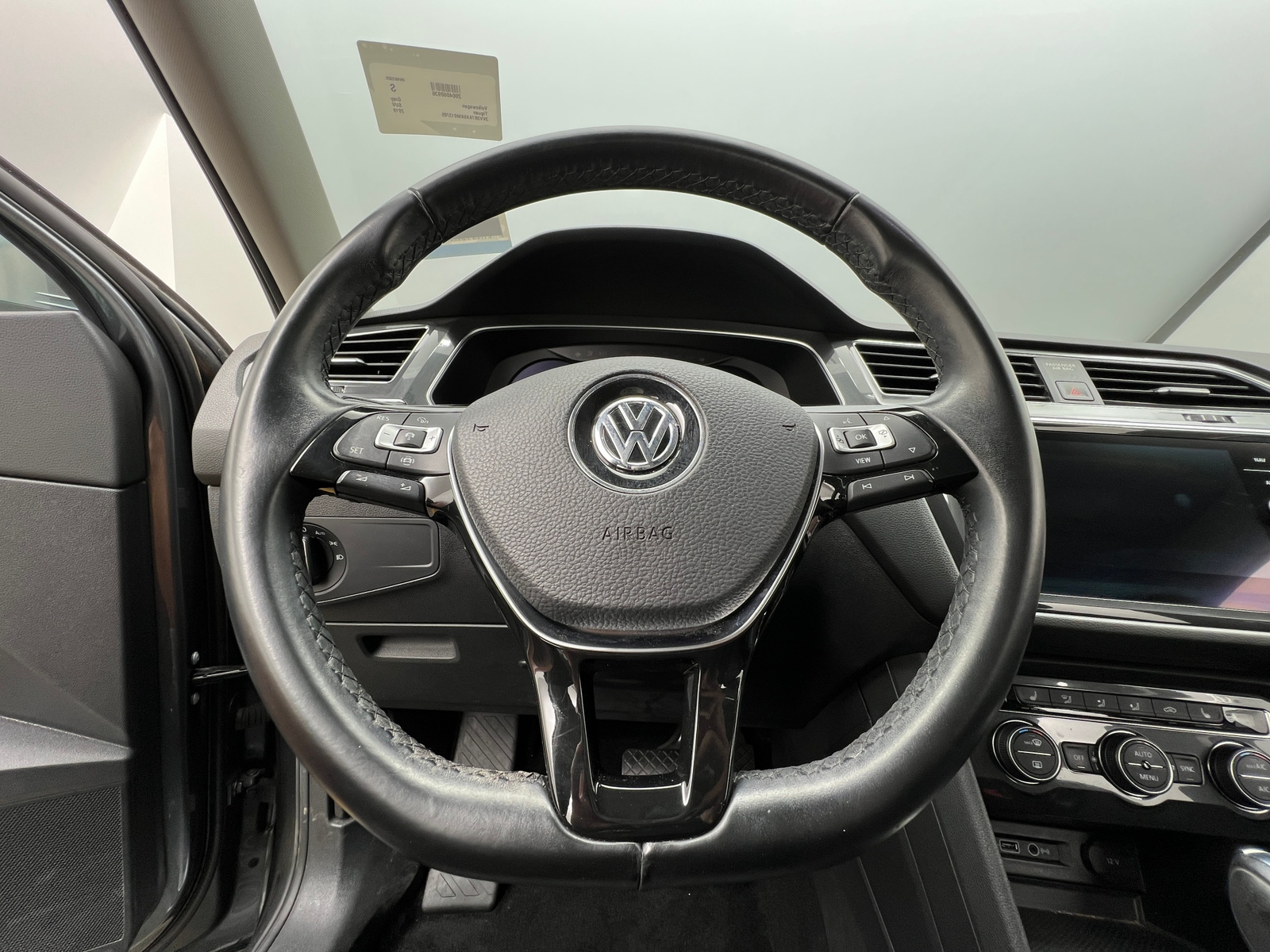 Thumbnail: 2019 Volkswagen Tiguan - 4
