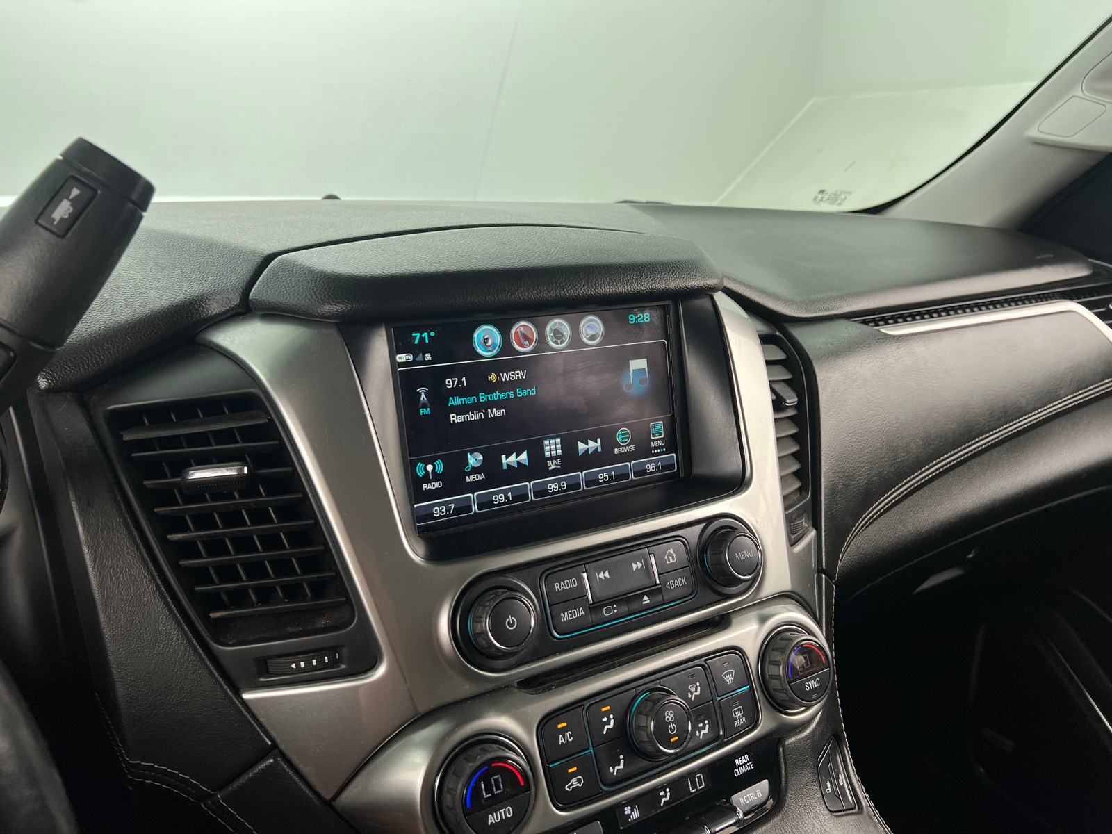 Thumbnail: 2019 Chevrolet Tahoe - 3