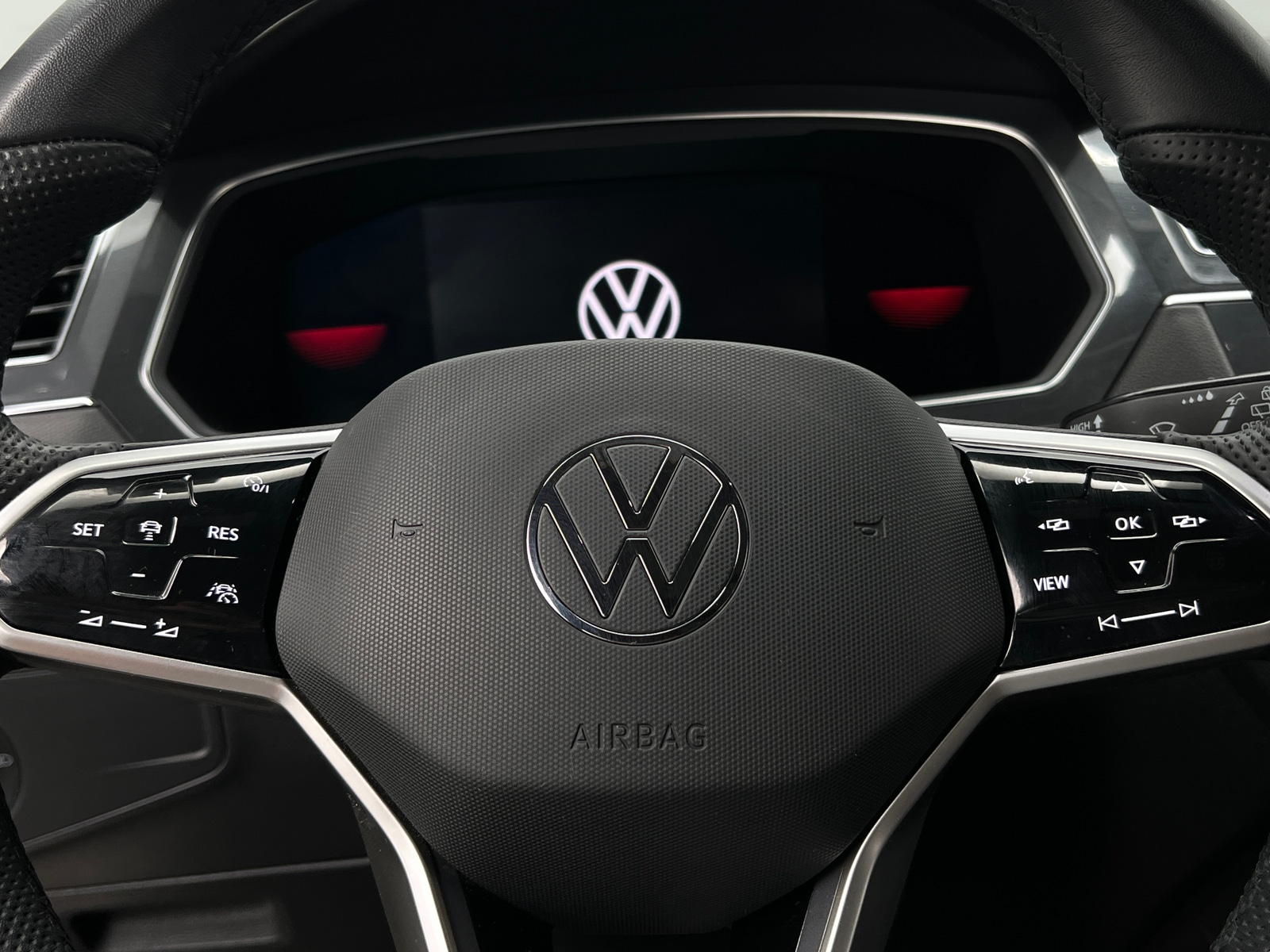 Thumbnail: 2022 Volkswagen Tiguan - 4