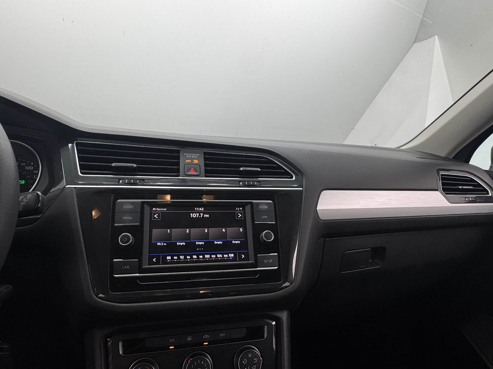 Thumbnail: 2019 Volkswagen Tiguan - 4