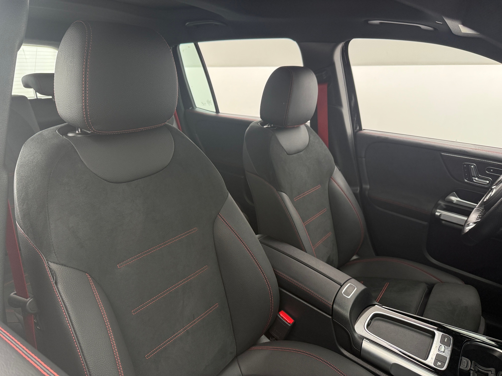 Thumbnail: 2025 Mercedes-Benz GLB - 2