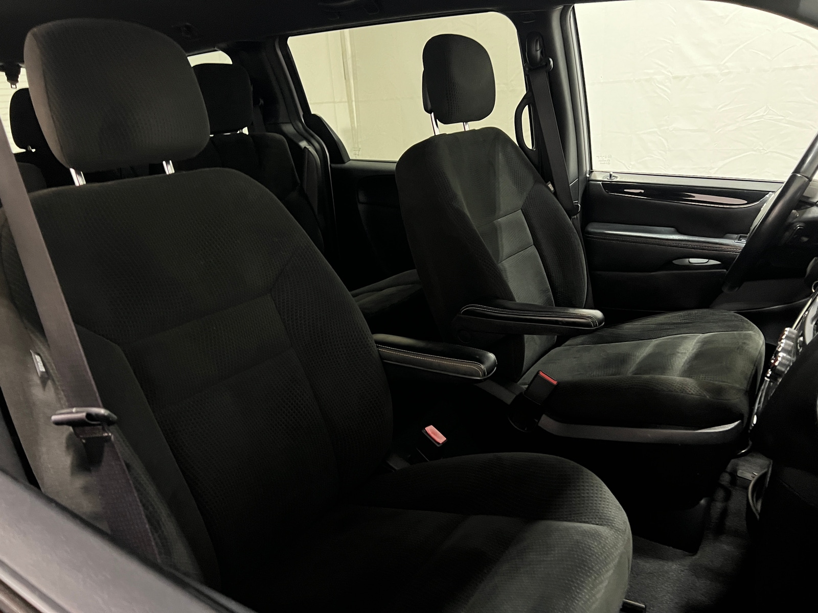 Thumbnail: 2016 Dodge Grand Caravan - 2