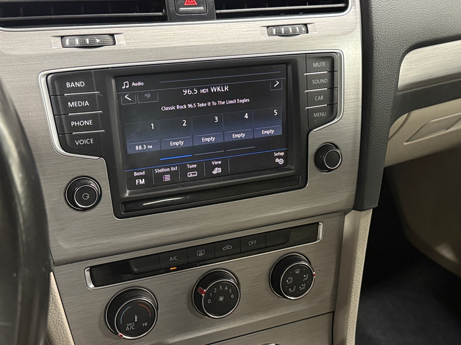 Thumbnail: 2017 Volkswagen e-Golf - 4