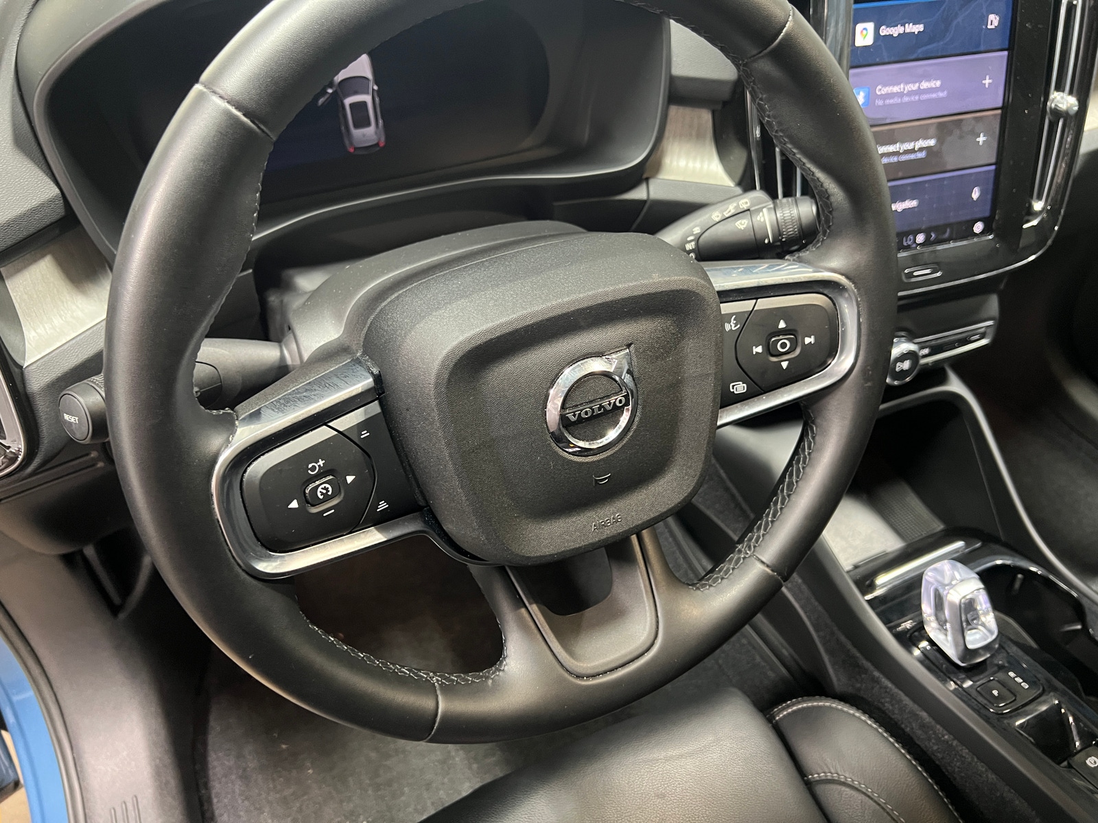 Thumbnail: 2023 Volvo XC40 - 4