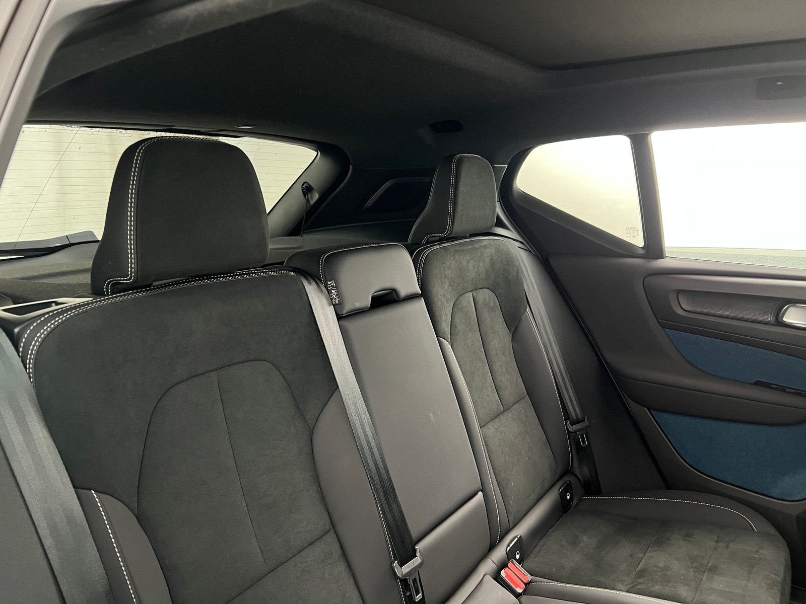 Thumbnail: 2023 Volvo XC40 - 6