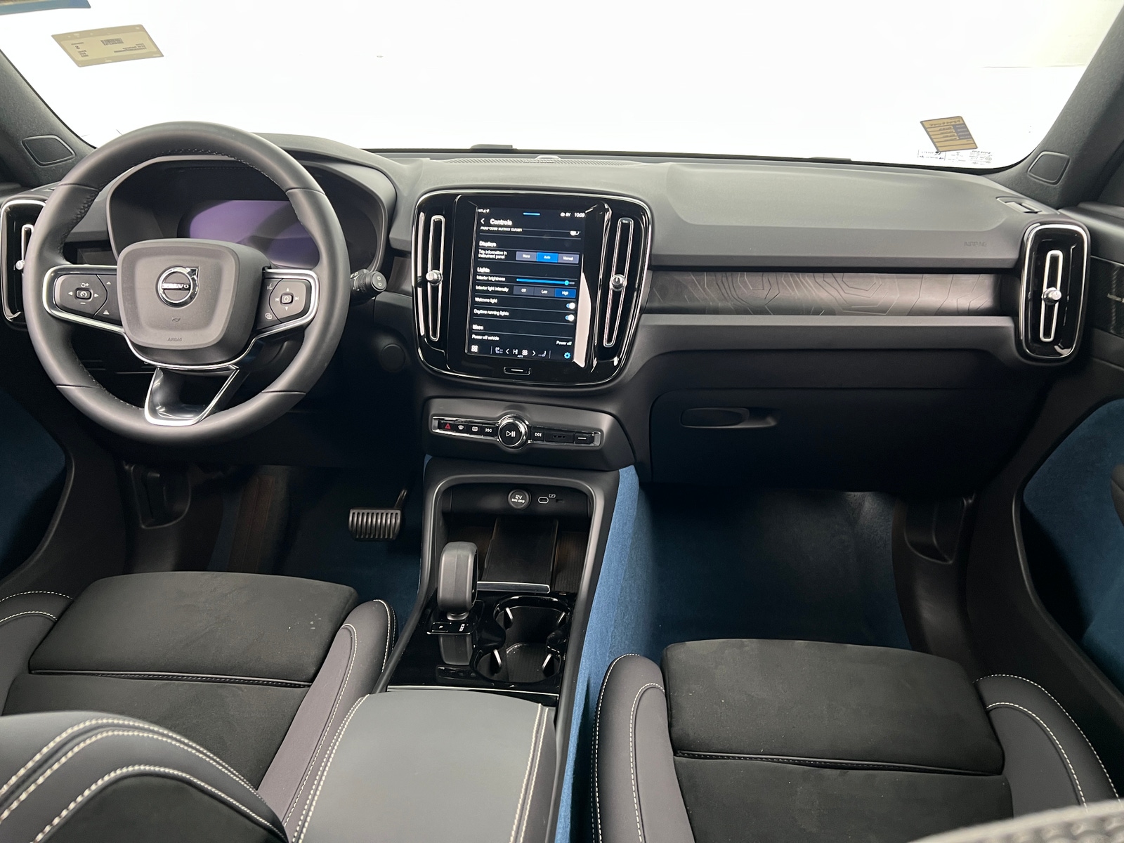 Thumbnail: 2023 Volvo XC40 - 3