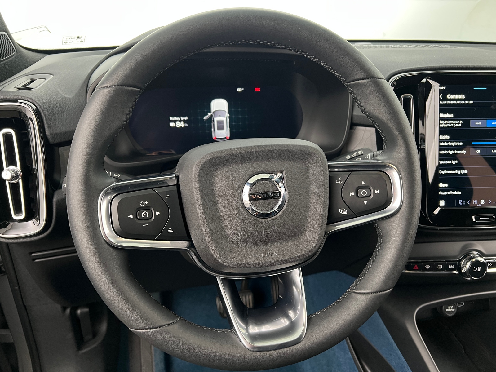 Thumbnail: 2023 Volvo XC40 - 5
