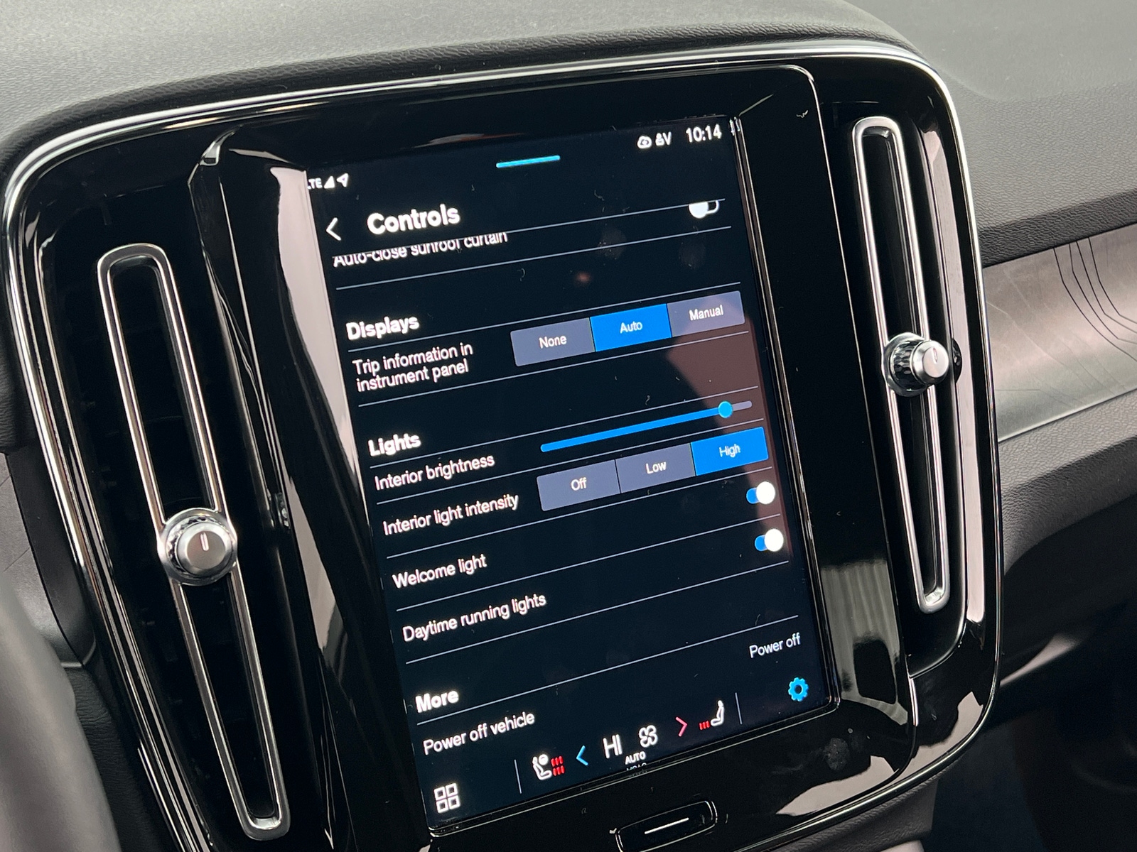 Thumbnail: 2023 Volvo XC40 - 4