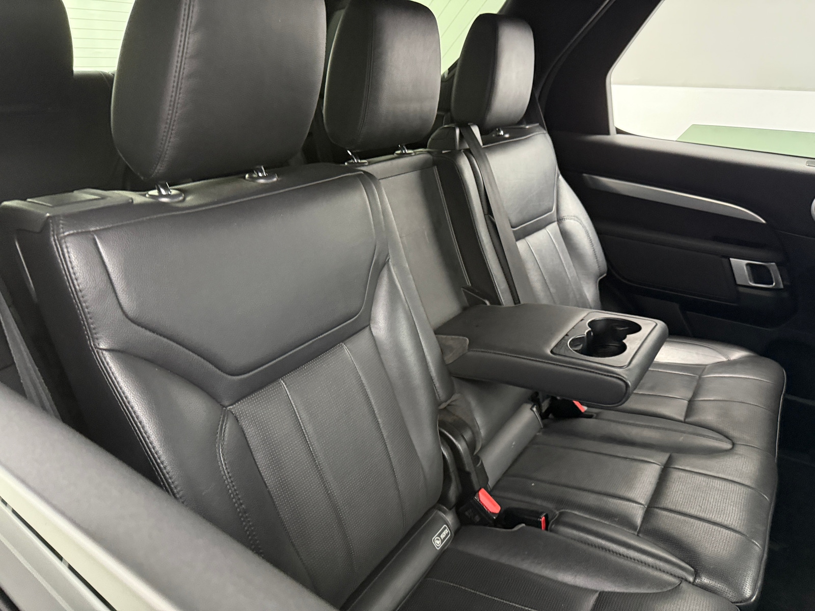 Thumbnail: 2020 Land Rover Discovery - 5