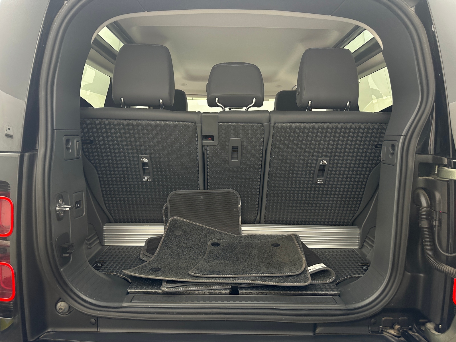 Thumbnail: 2022 Land Rover Defender - 6