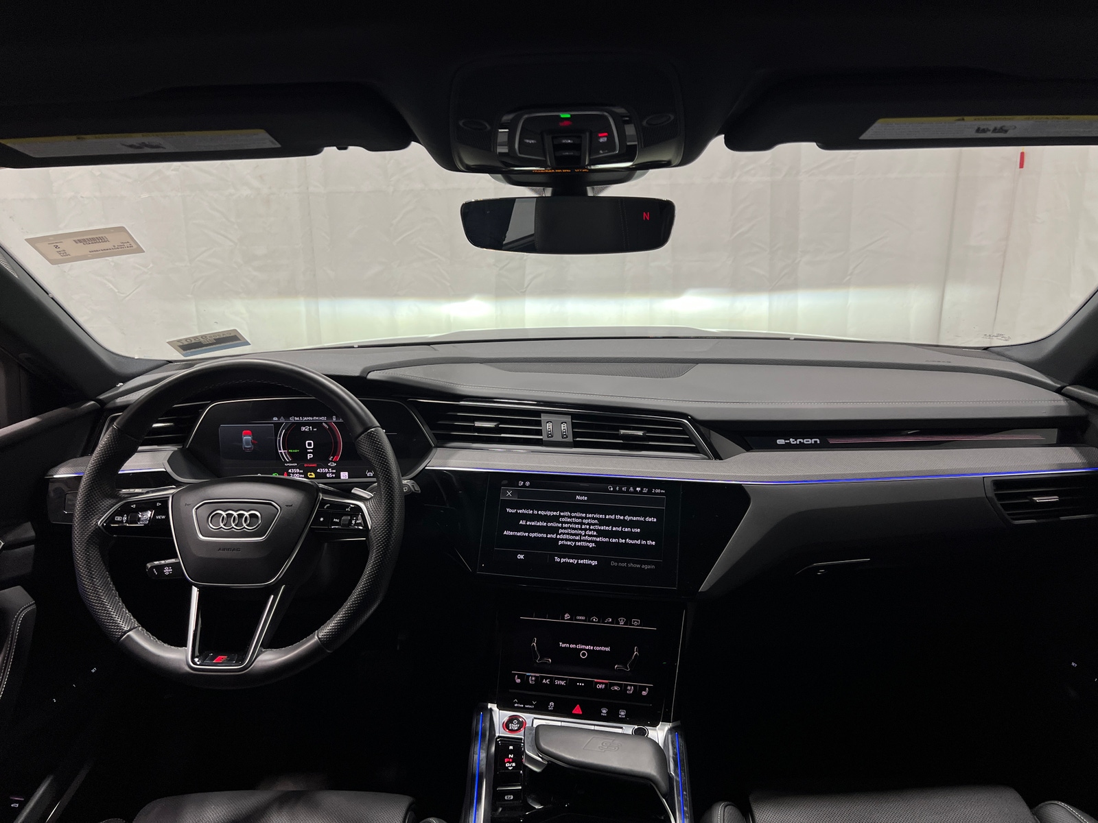 Thumbnail: 2022 Audi e-tron S - 2