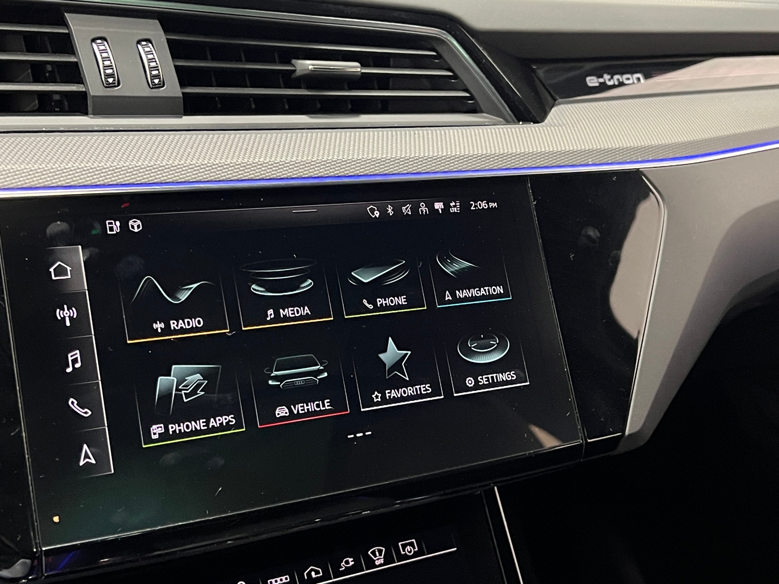 Thumbnail: 2022 Audi e-tron S - 3
