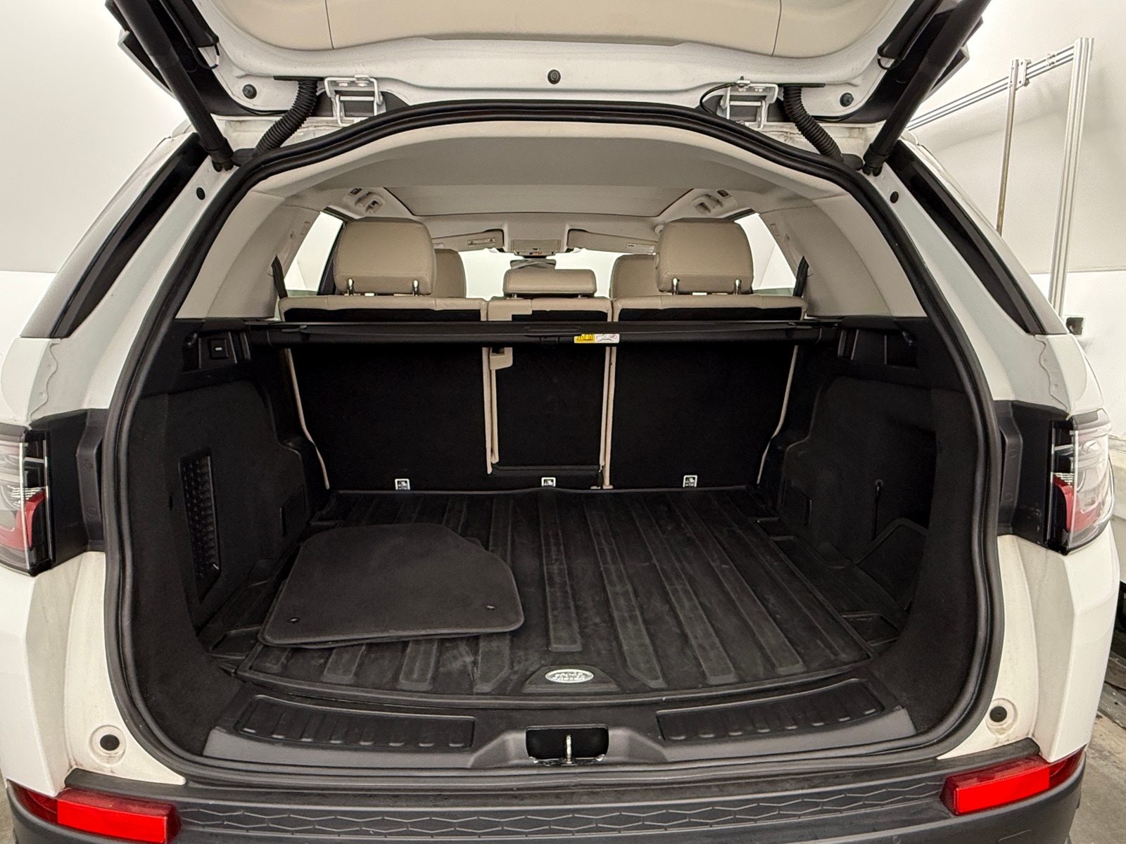 Thumbnail: 2020 Land Rover Discovery Sport - 6