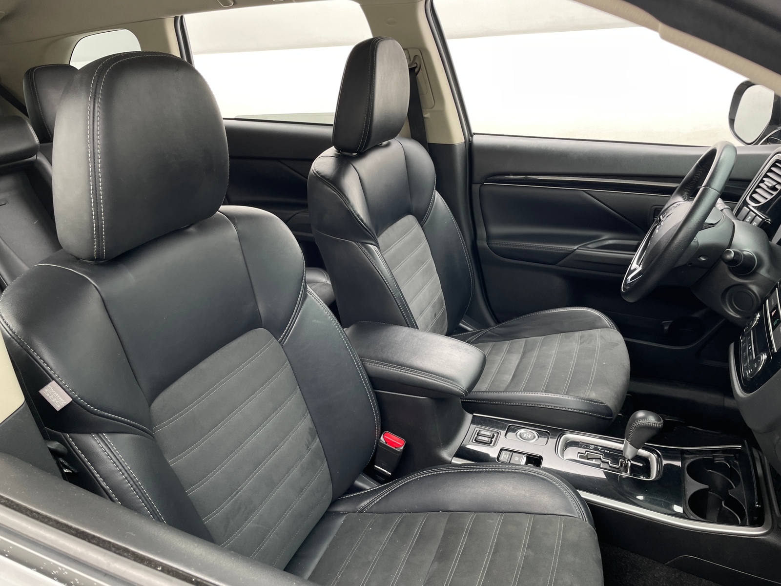 Thumbnail: 2019 Mitsubishi Outlander - 2
