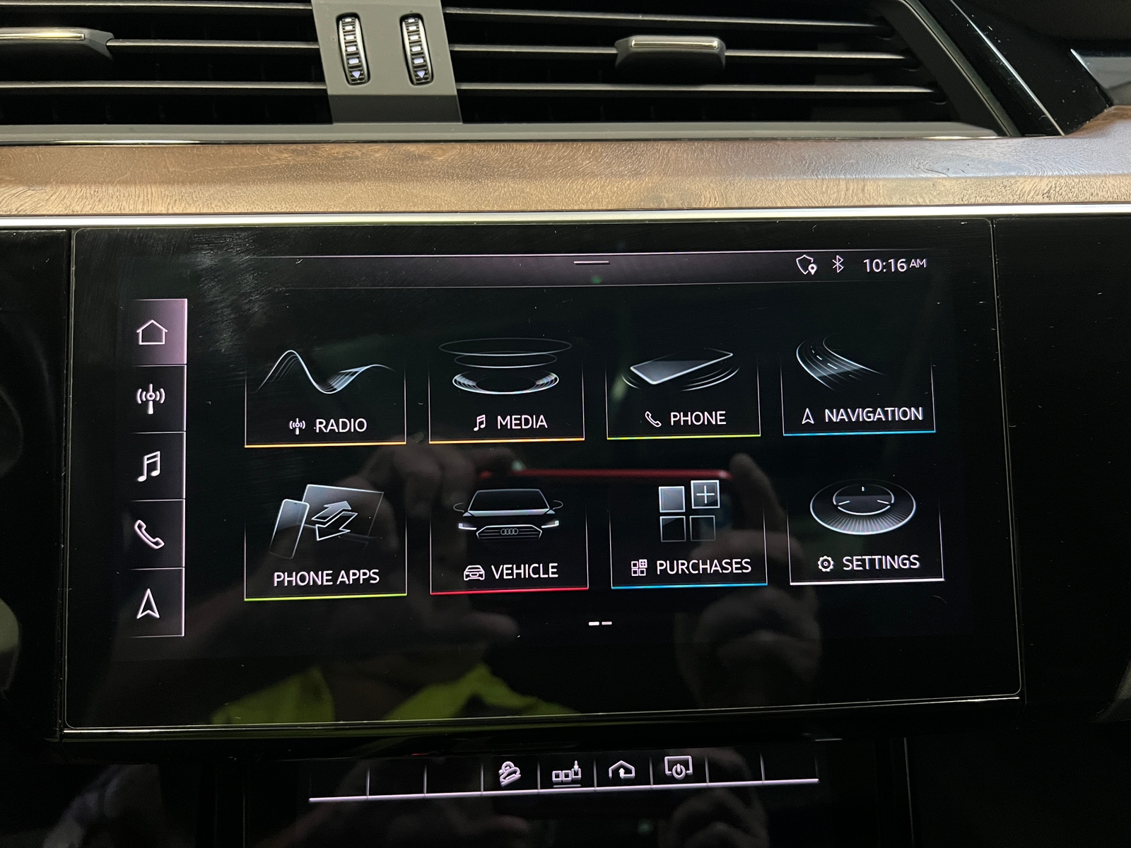 Thumbnail: 2020 Audi e-tron S - 3