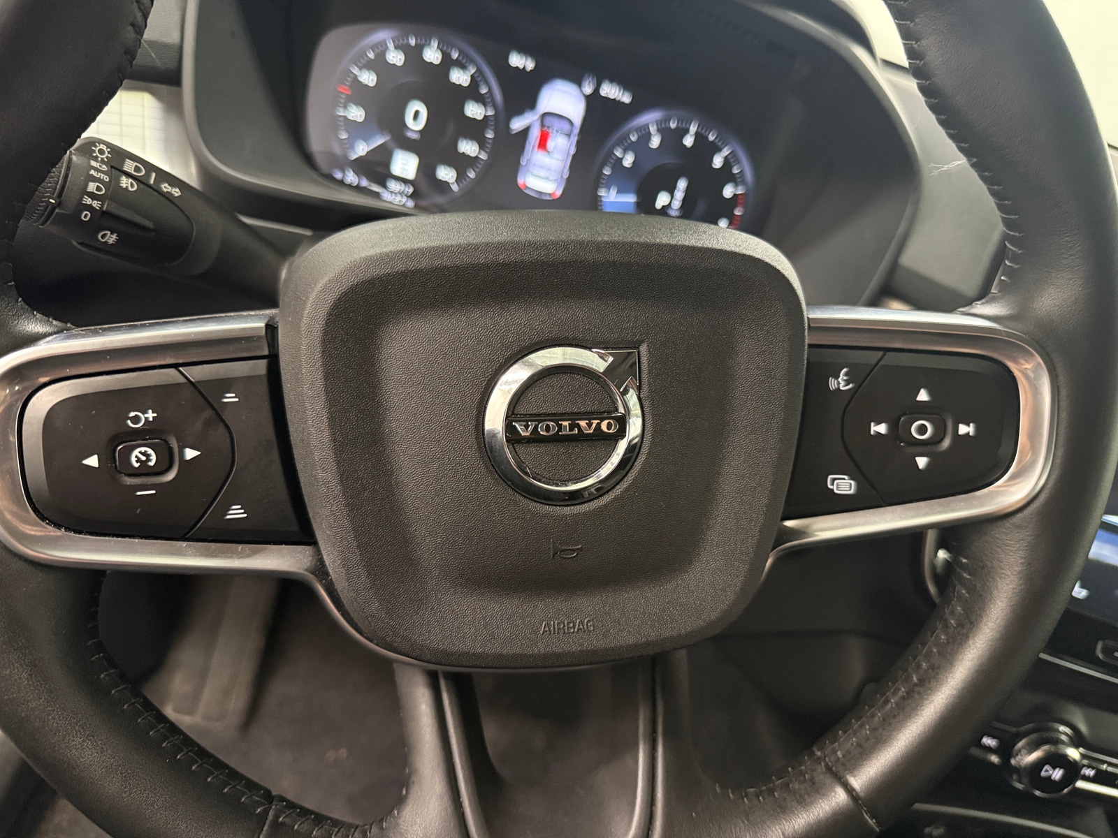 Thumbnail: 2021 Volvo XC40 - 4