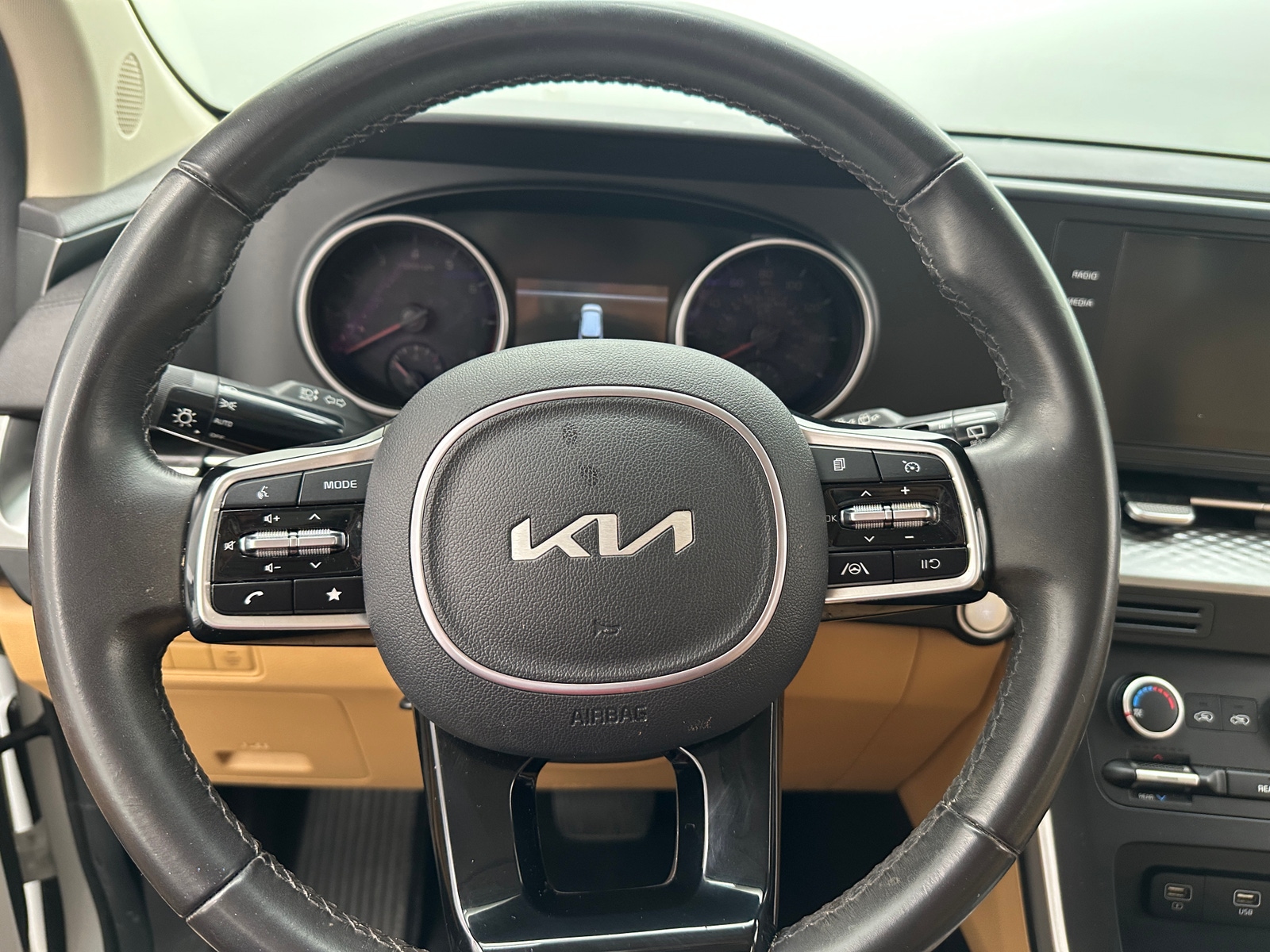Thumbnail: 2023 Kia Carnival - 4