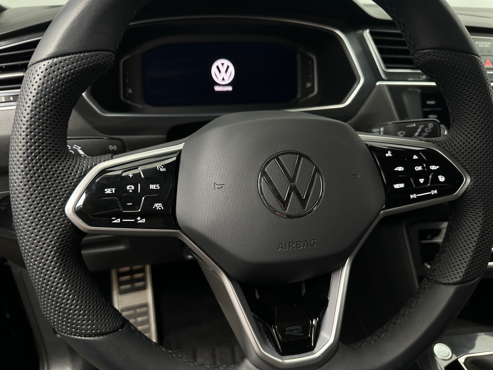 Thumbnail: 2022 Volkswagen Tiguan - 4