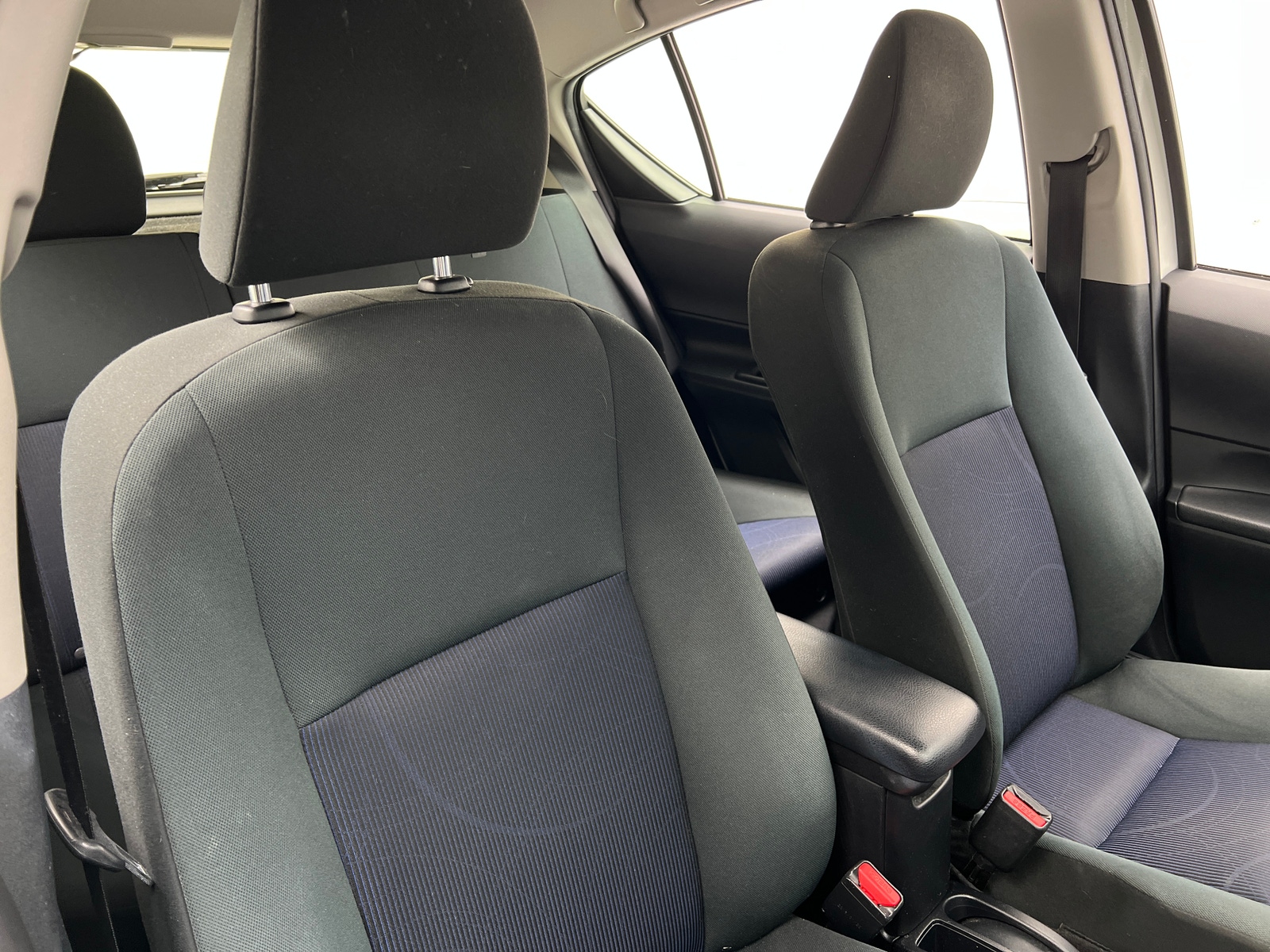 Thumbnail: 2015 Toyota Prius c - 2