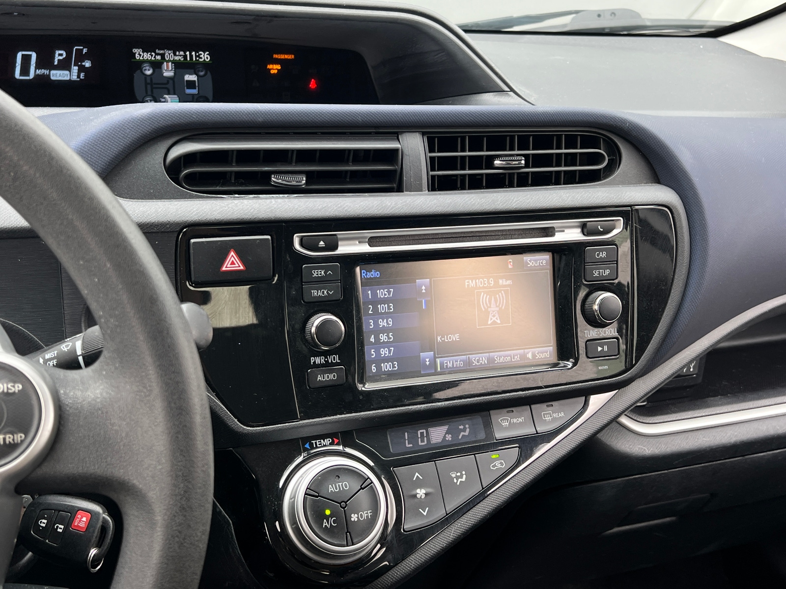 Thumbnail: 2015 Toyota Prius c - 4