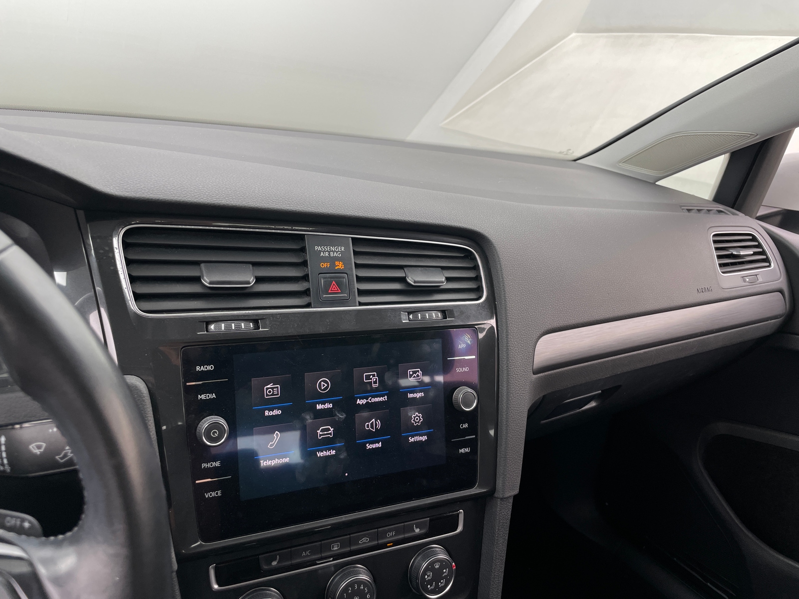 Thumbnail: 2018 Volkswagen e-Golf - 3