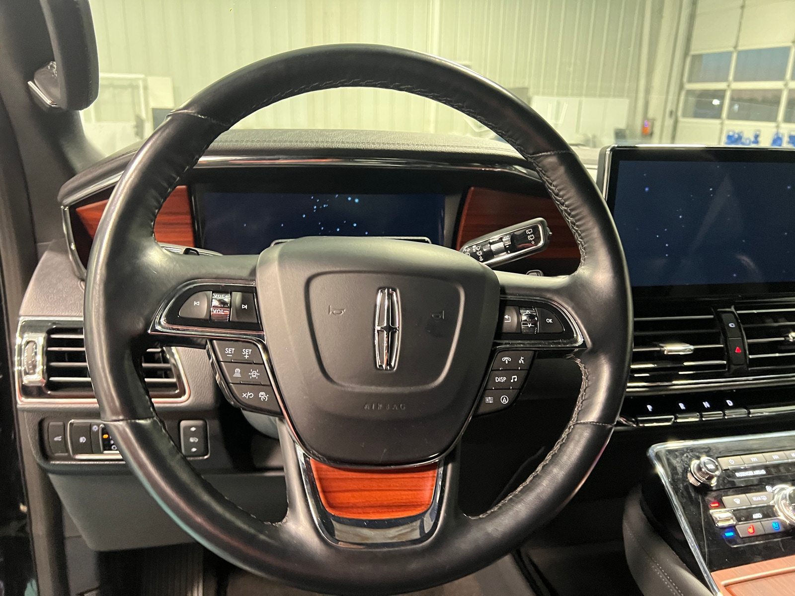 Thumbnail: 2024 Lincoln Navigator L - 4