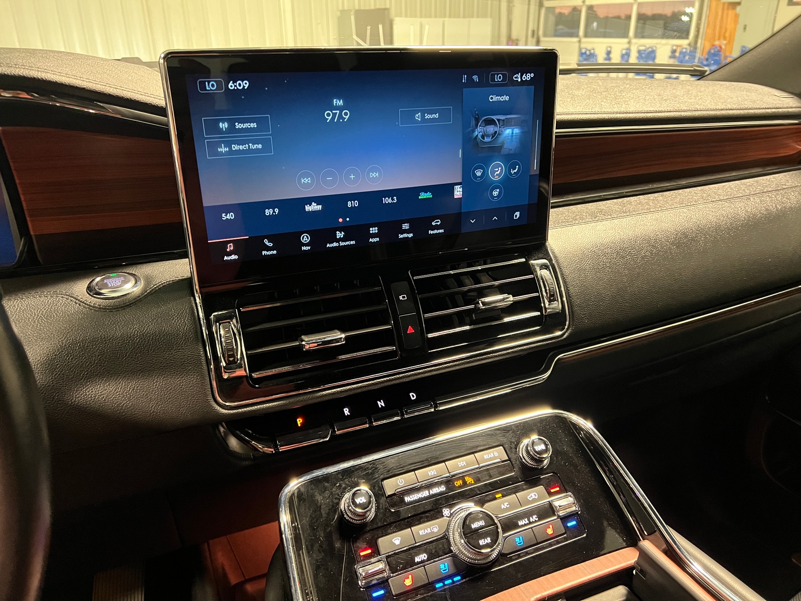 Thumbnail: 2024 Lincoln Navigator L - 3