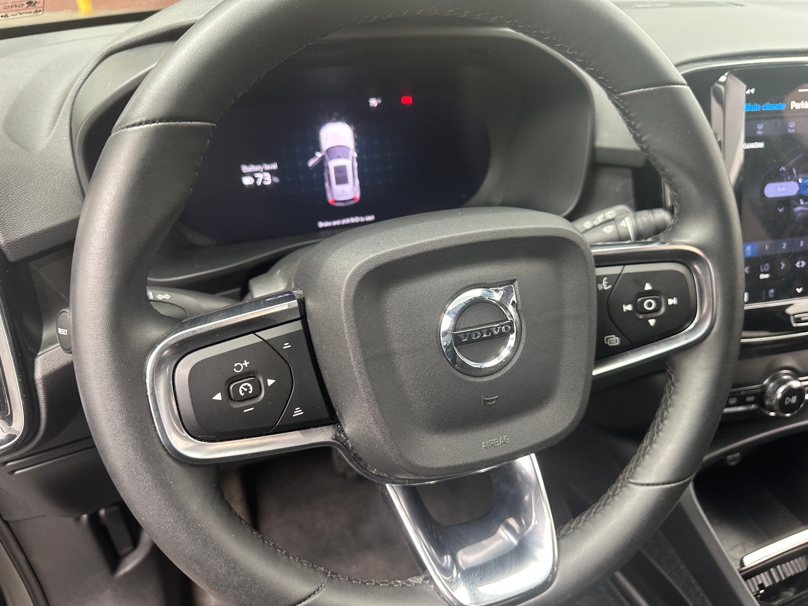 Thumbnail: 2023 Volvo XC40 - 5