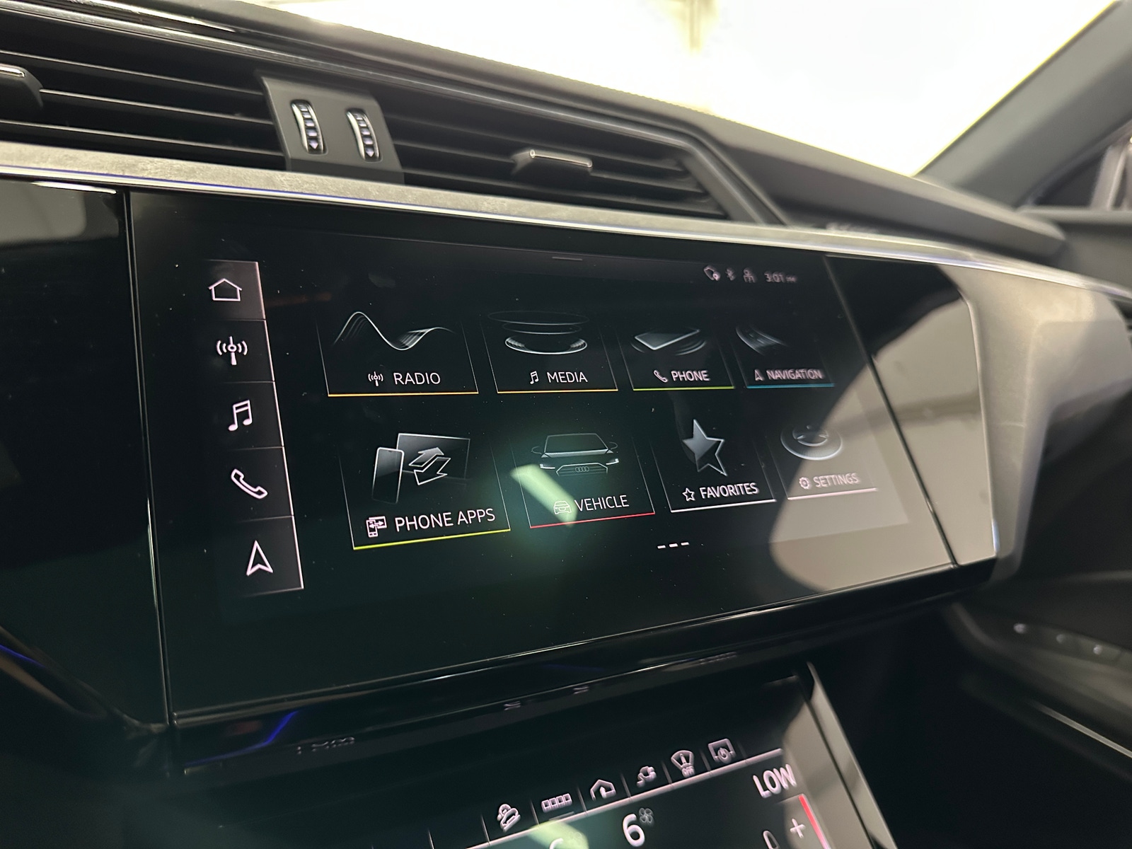 Thumbnail: 2022 Audi e-tron - 3