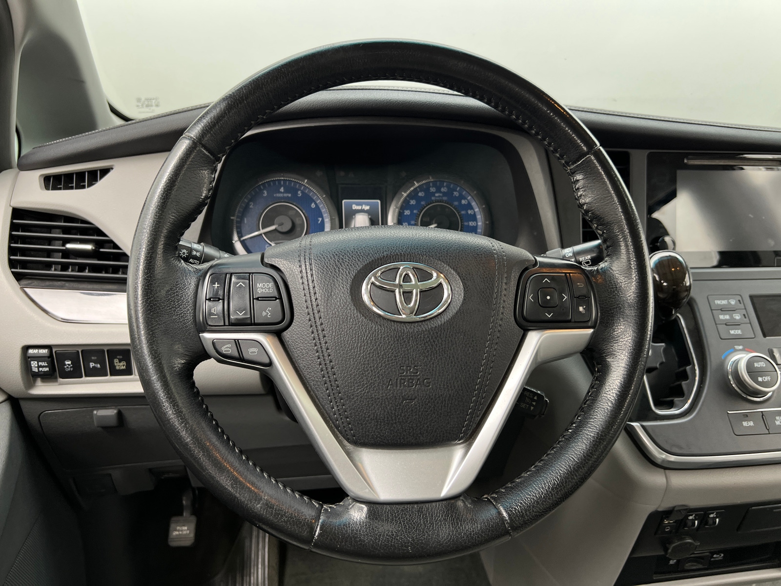 Thumbnail: 2016 Toyota Sienna - 4