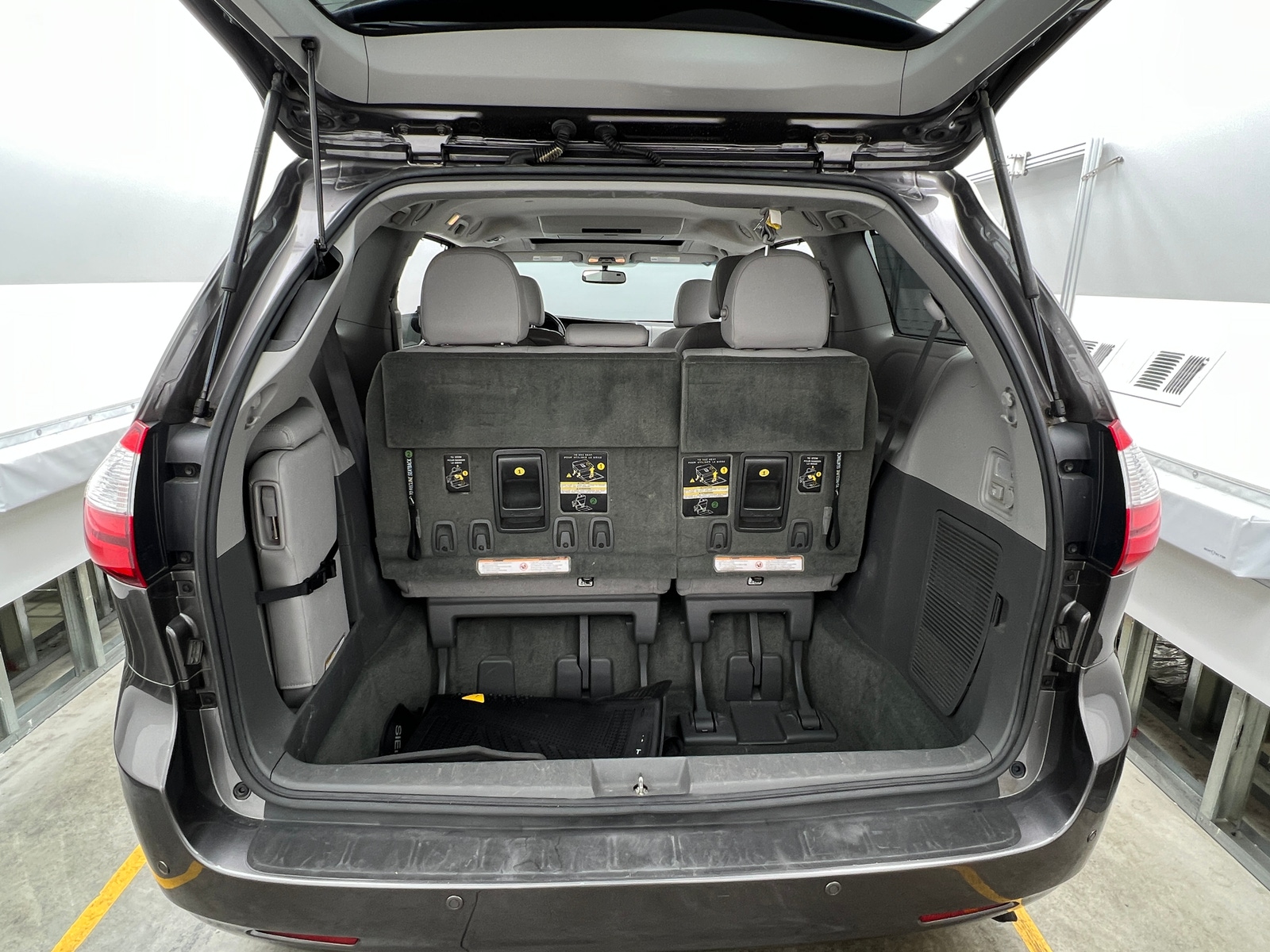 Thumbnail: 2016 Toyota Sienna - 6