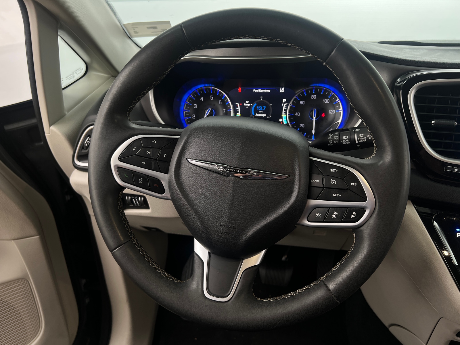 Thumbnail: 2023 Chrysler Pacifica - 4