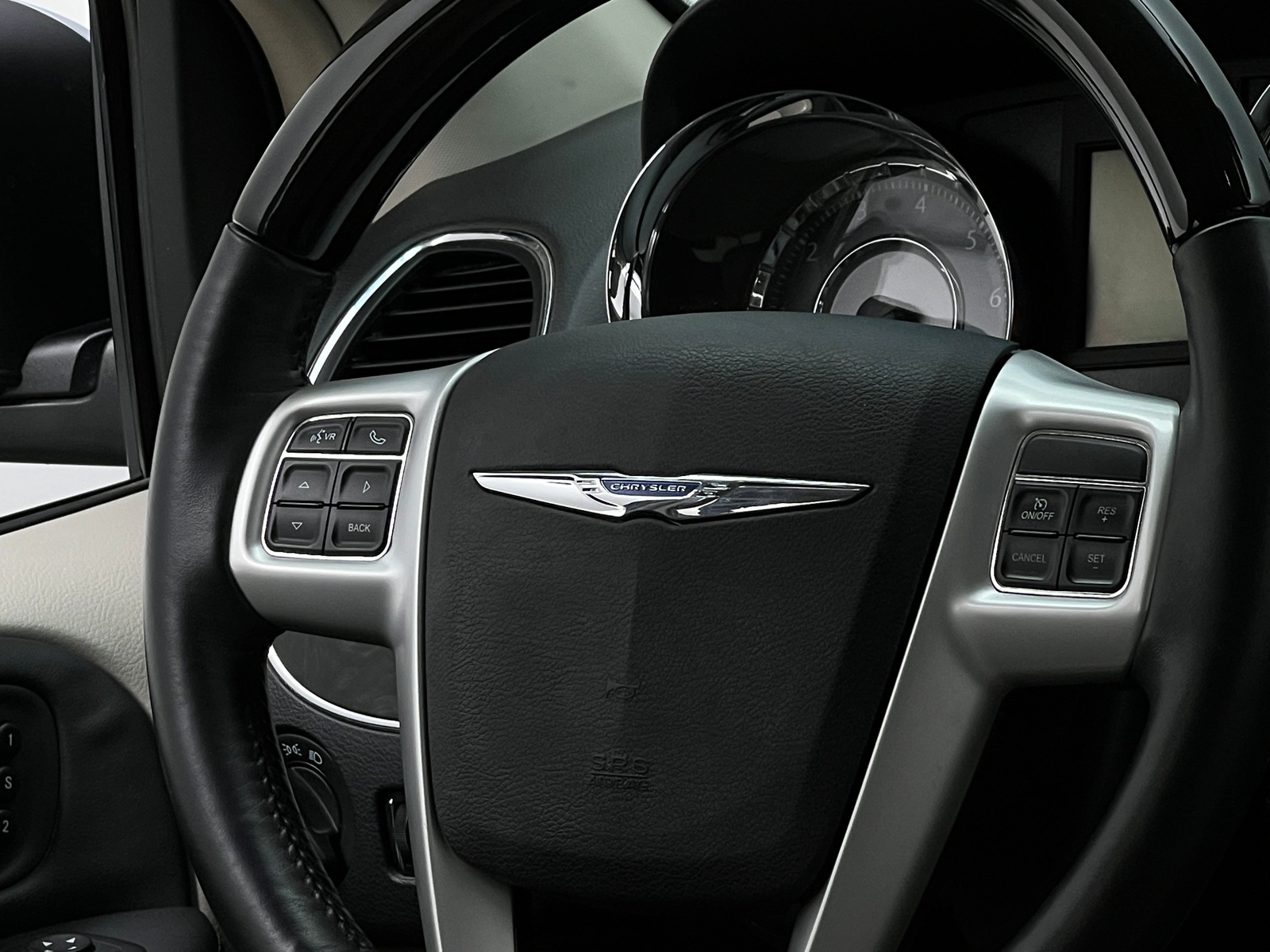 Thumbnail: 2014 Chrysler Town & Country - 4