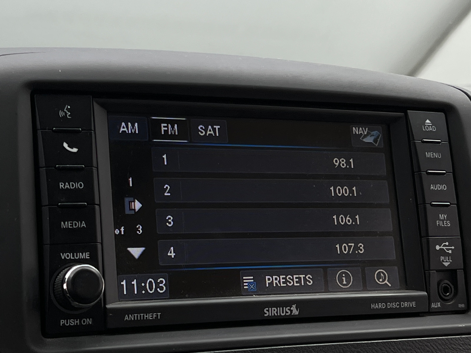 Thumbnail: 2014 Chrysler Town & Country - 3