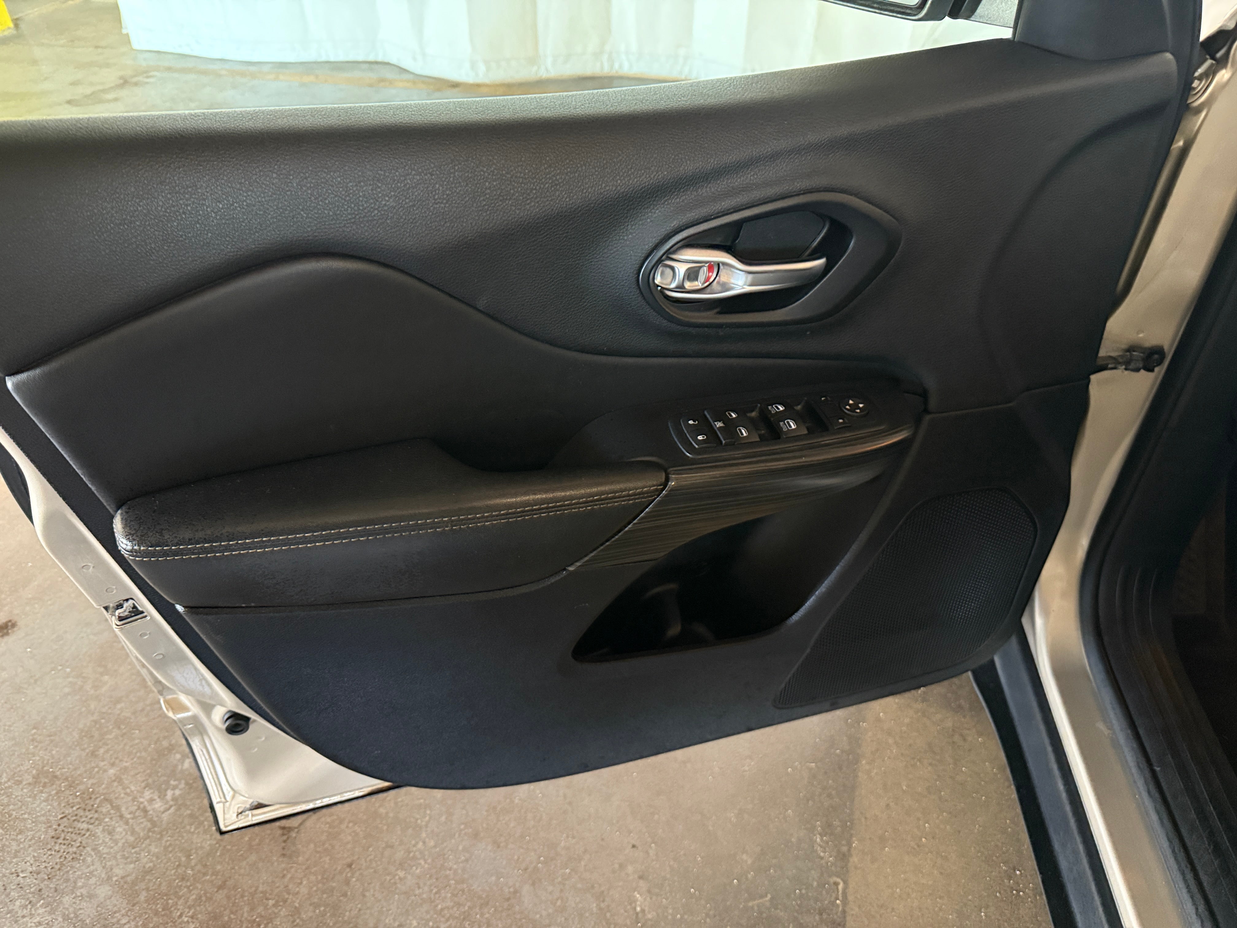 Used 2015 Jeep Cherokee Limited with VIN 1C4PJMDS8FW758866 for sale in Oak Creek, WI