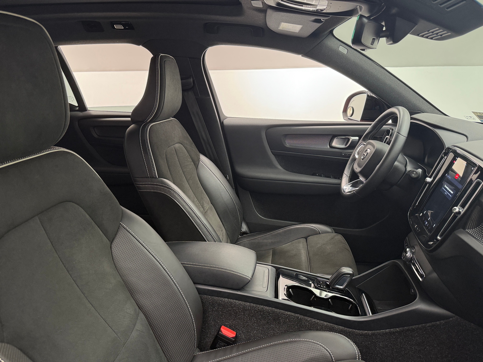 Thumbnail: 2021 Volvo XC40 - 2