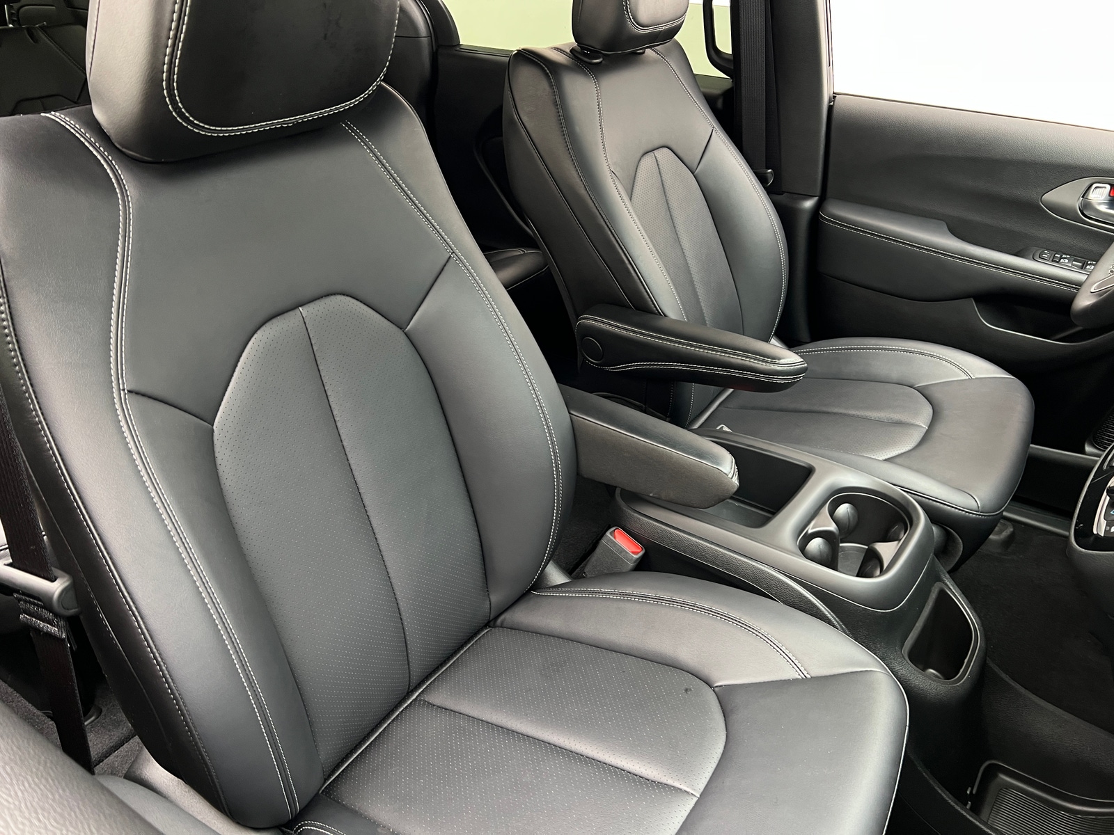 Thumbnail: 2025 Chrysler Pacifica - 2
