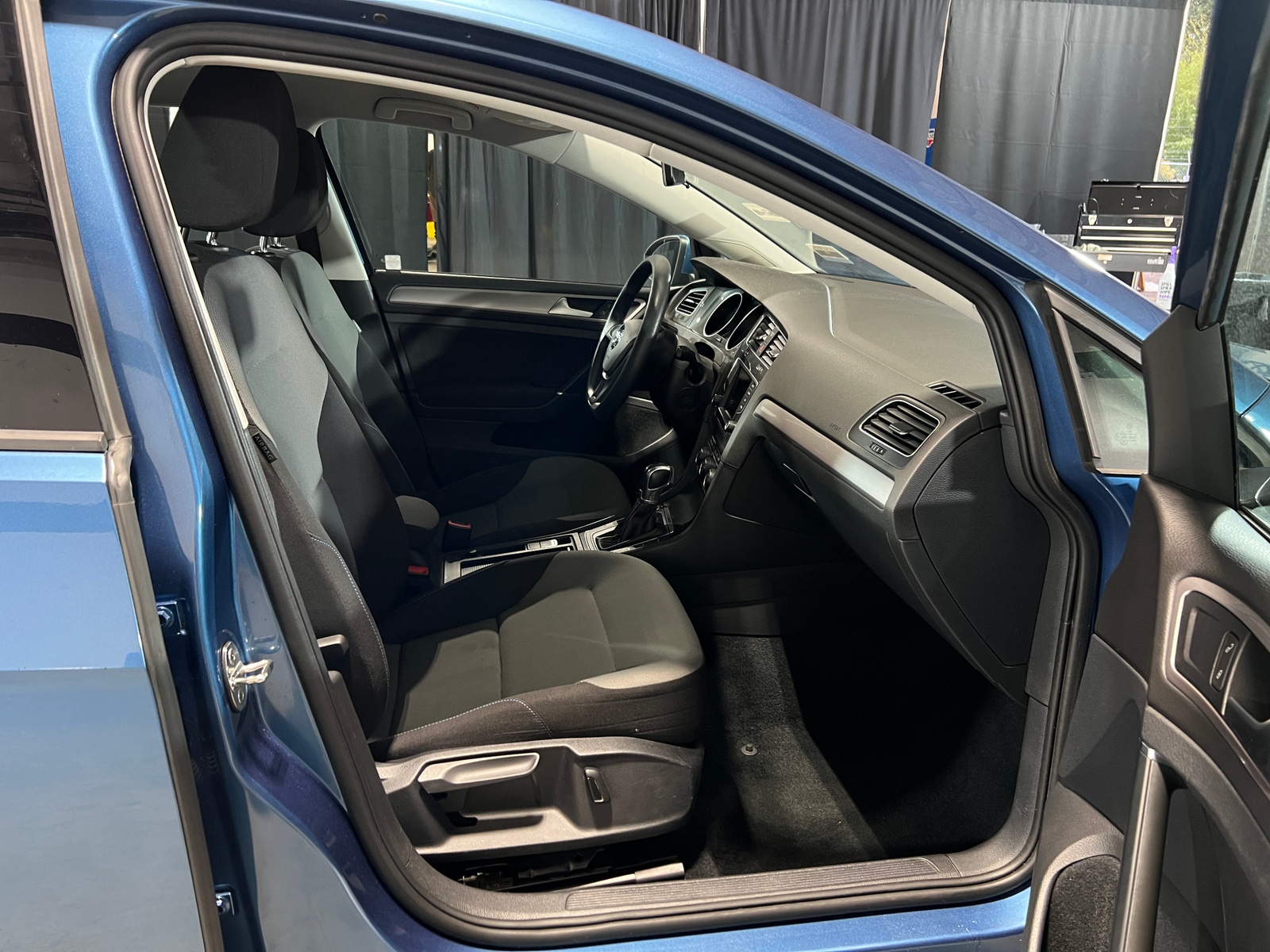 Thumbnail: 2016 Volkswagen e-Golf - 2