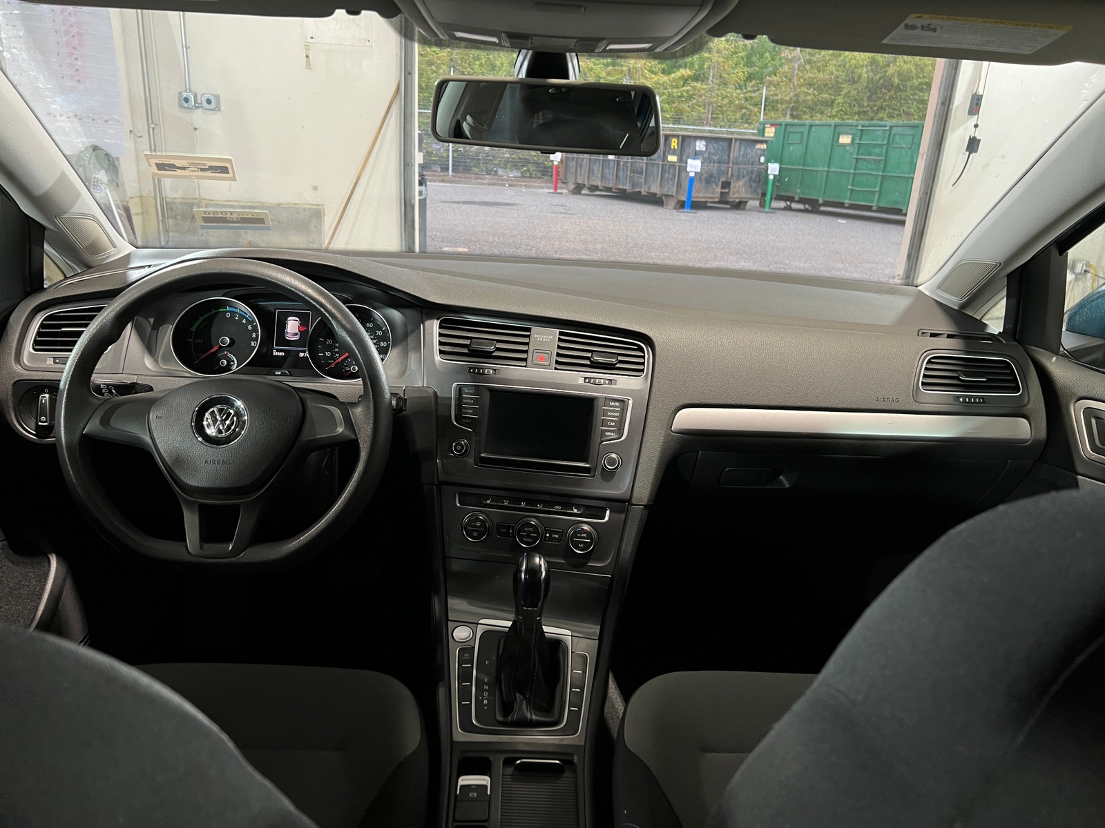 Thumbnail: 2016 Volkswagen e-Golf - 3