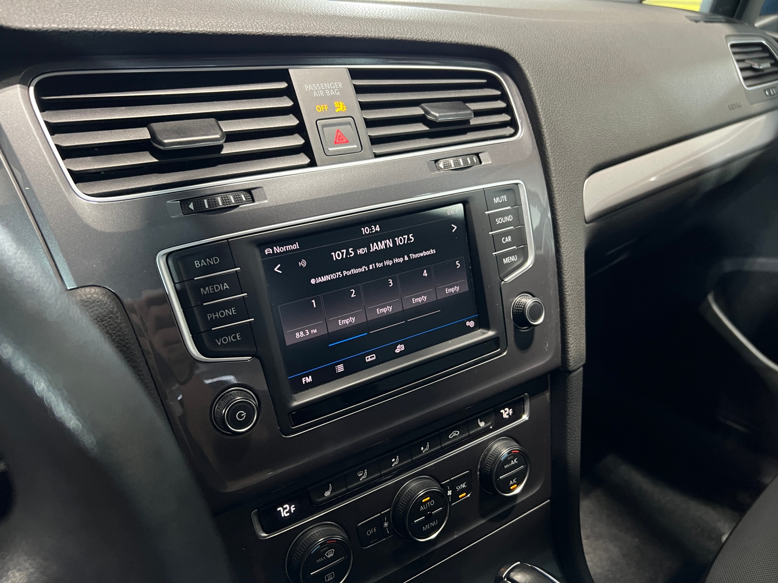 Thumbnail: 2016 Volkswagen e-Golf - 4