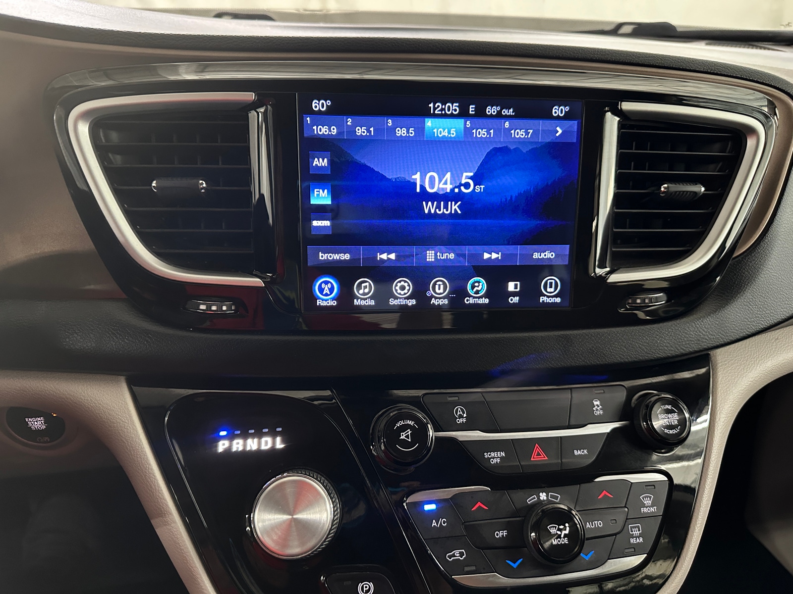Thumbnail: 2017 Chrysler Pacifica - 3