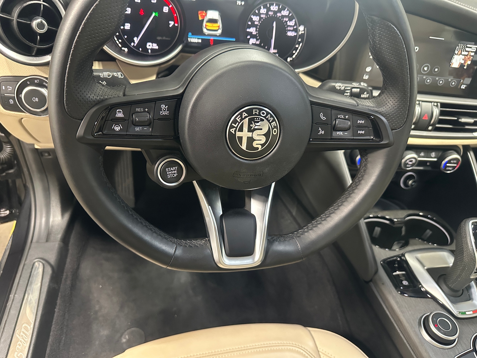 Thumbnail: 2023 Alfa Romeo Giulia - 4