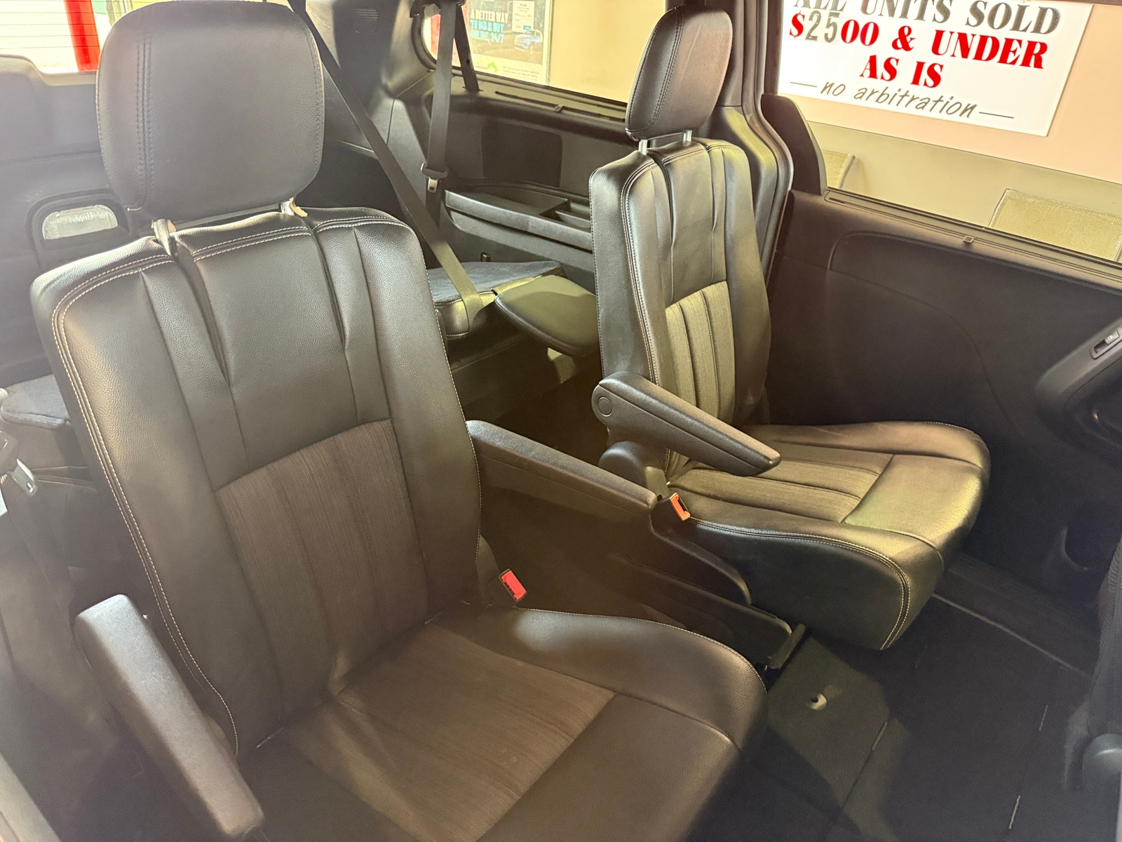 Thumbnail: 2015 Chrysler Town & Country - 5