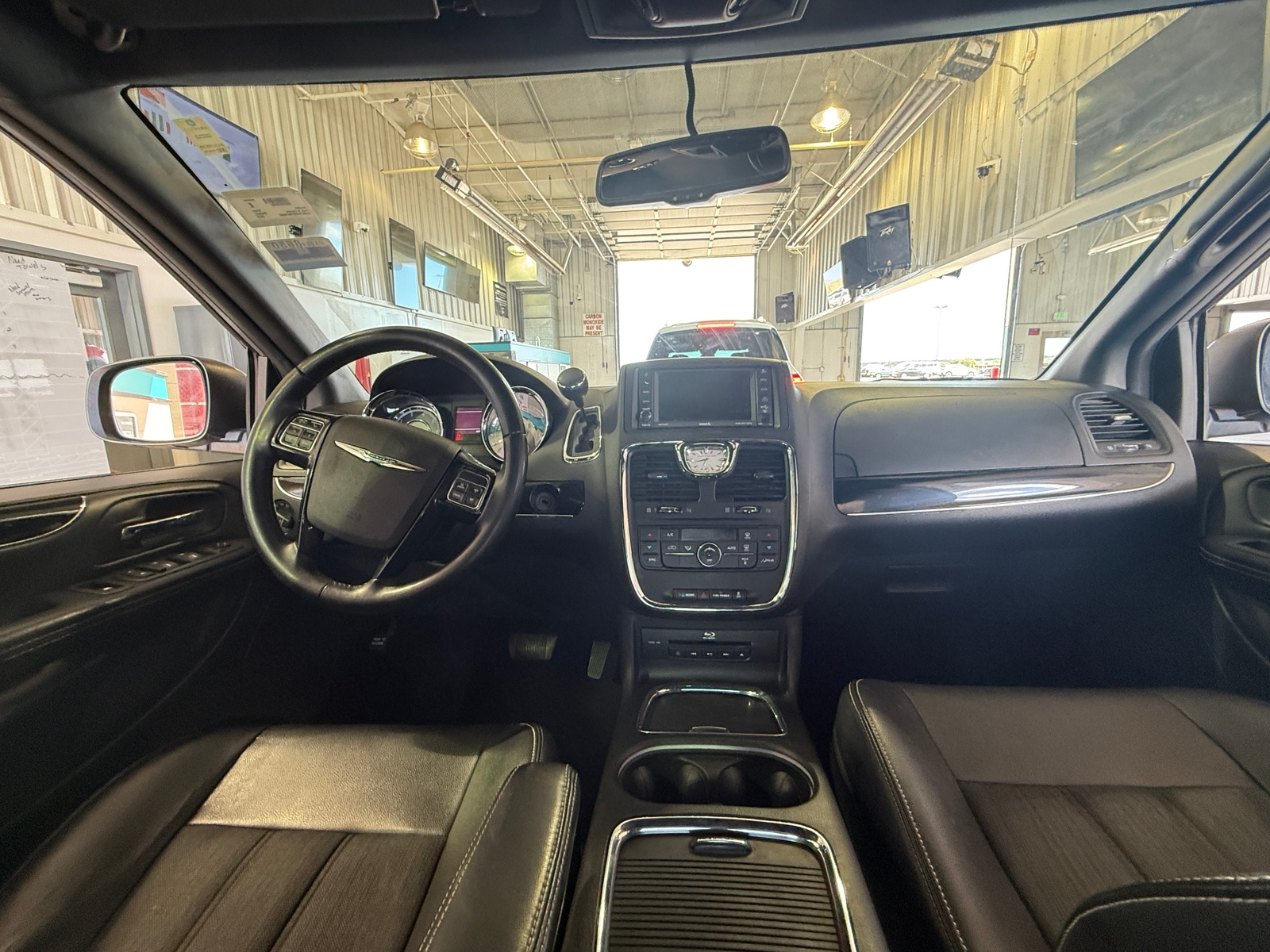 Thumbnail: 2015 Chrysler Town & Country - 2