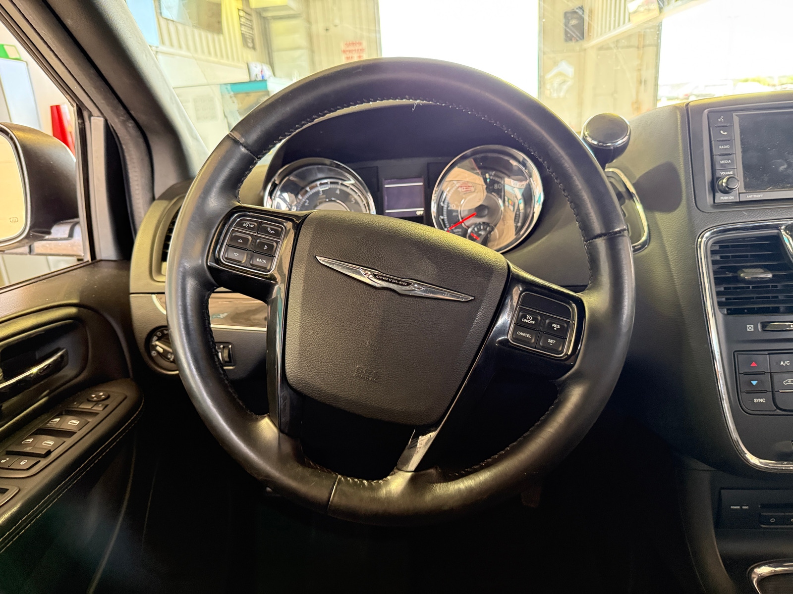 Thumbnail: 2015 Chrysler Town & Country - 4