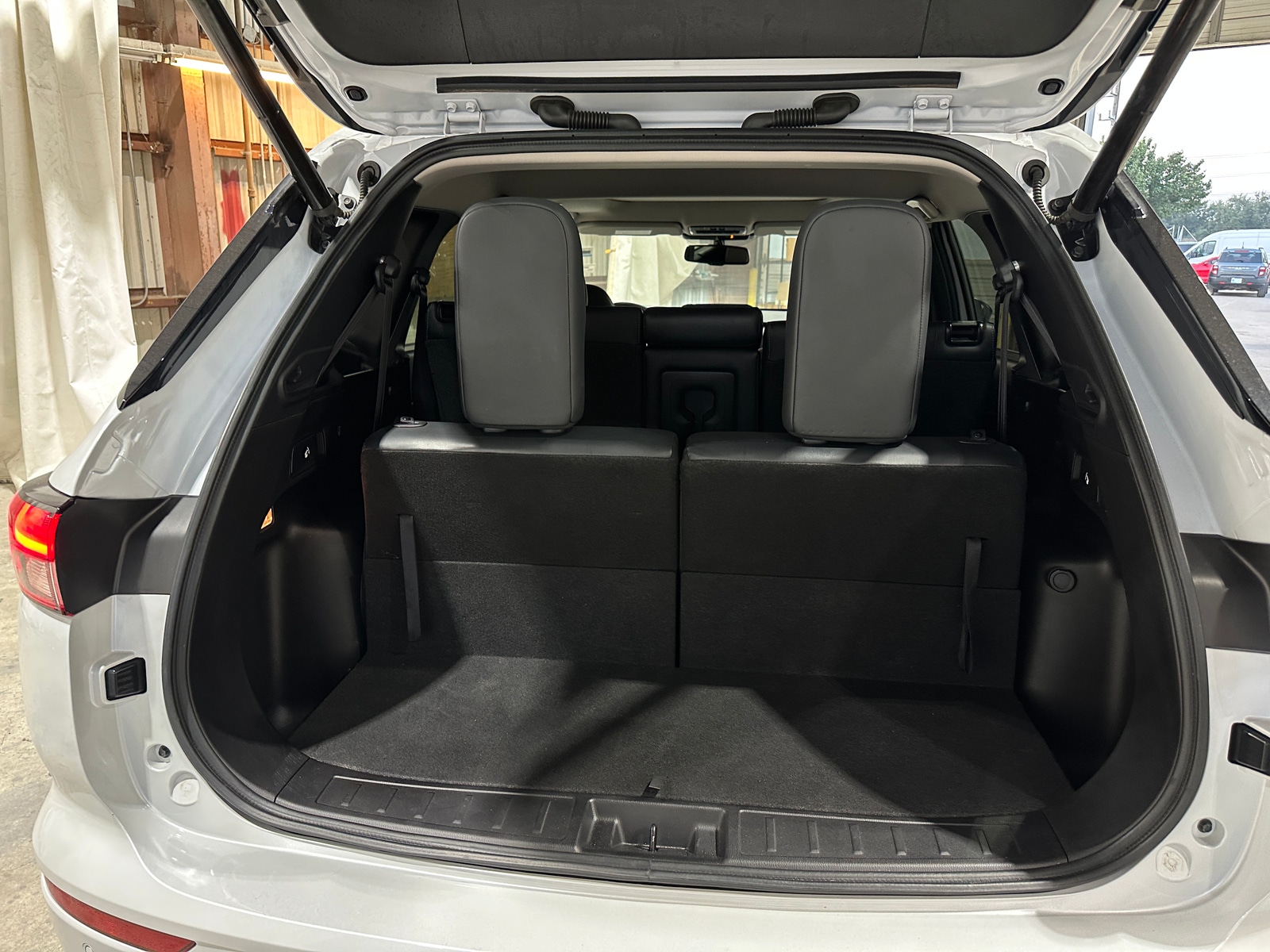 Thumbnail: 2024 Mitsubishi Outlander - 6