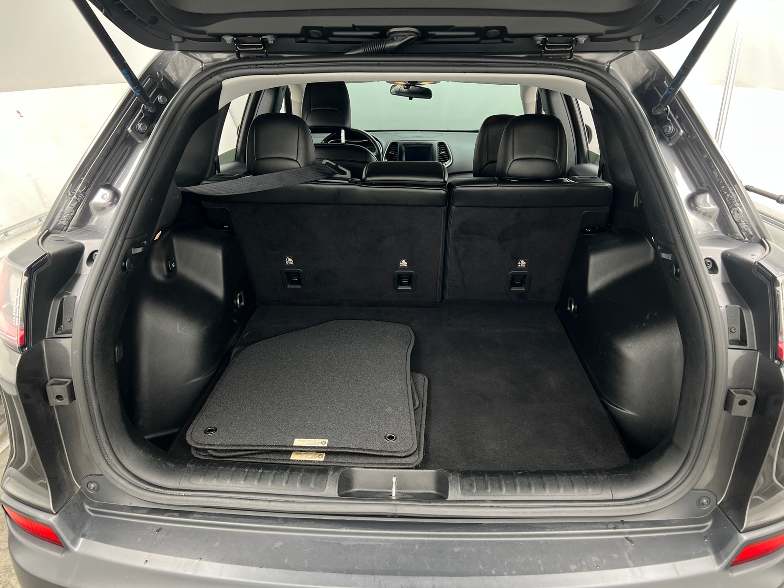 Thumbnail: 2019 Jeep Cherokee - 6