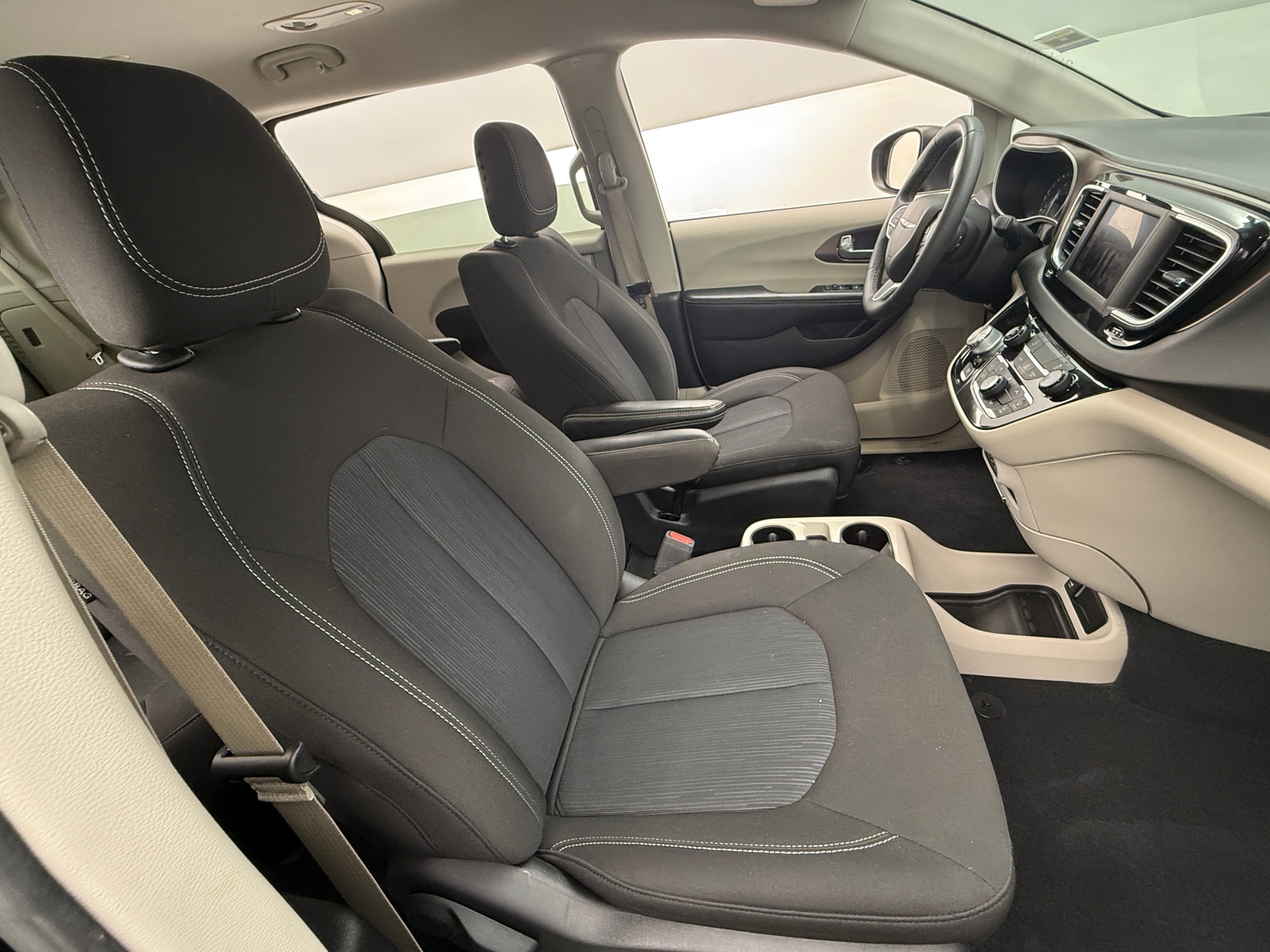 Thumbnail: 2022 Chrysler Voyager - 2