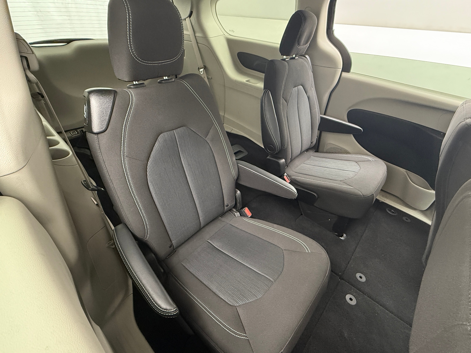 Thumbnail: 2022 Chrysler Voyager - 6